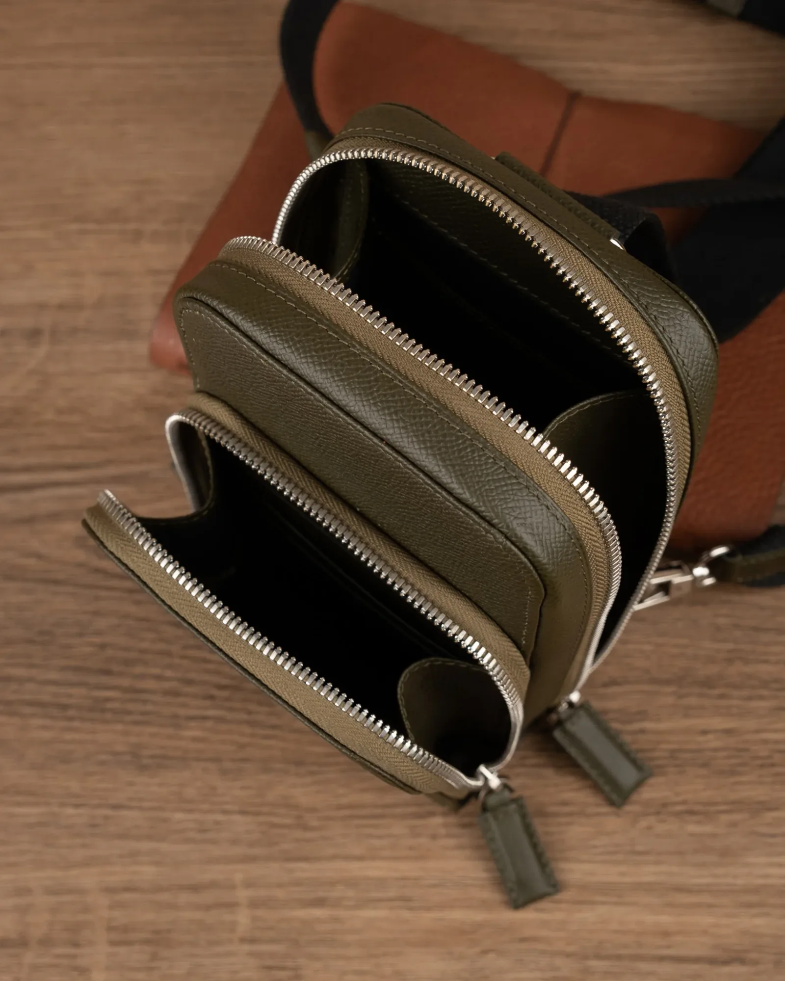 Ảnh Studio Túi đeo chéo xanh rêu - KOI Leather