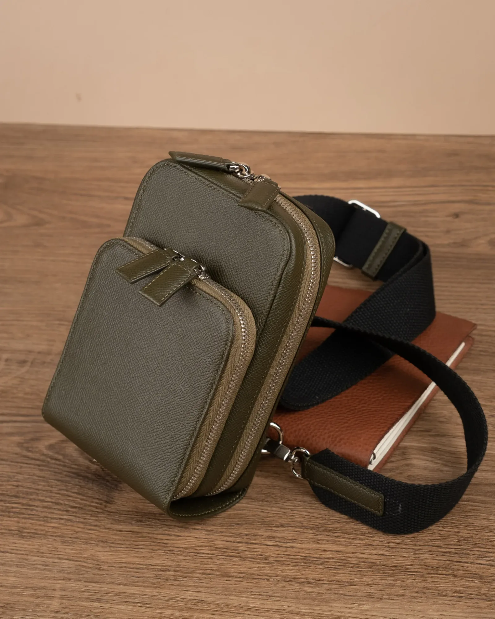 Ảnh Studio Túi đeo chéo xanh rêu - KOI Leather
