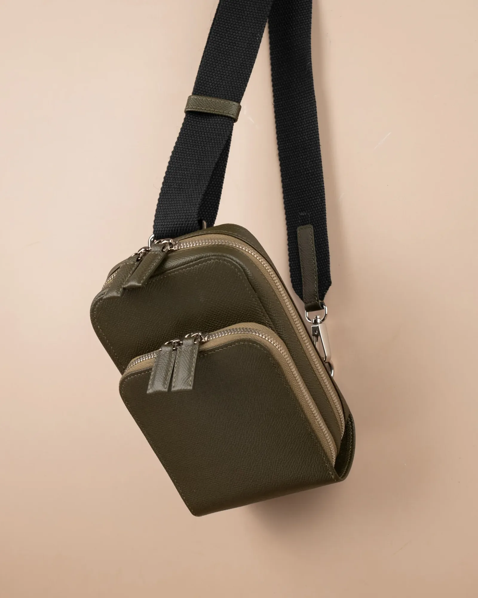 Ảnh Studio Túi đeo chéo xanh rêu - KOI Leather