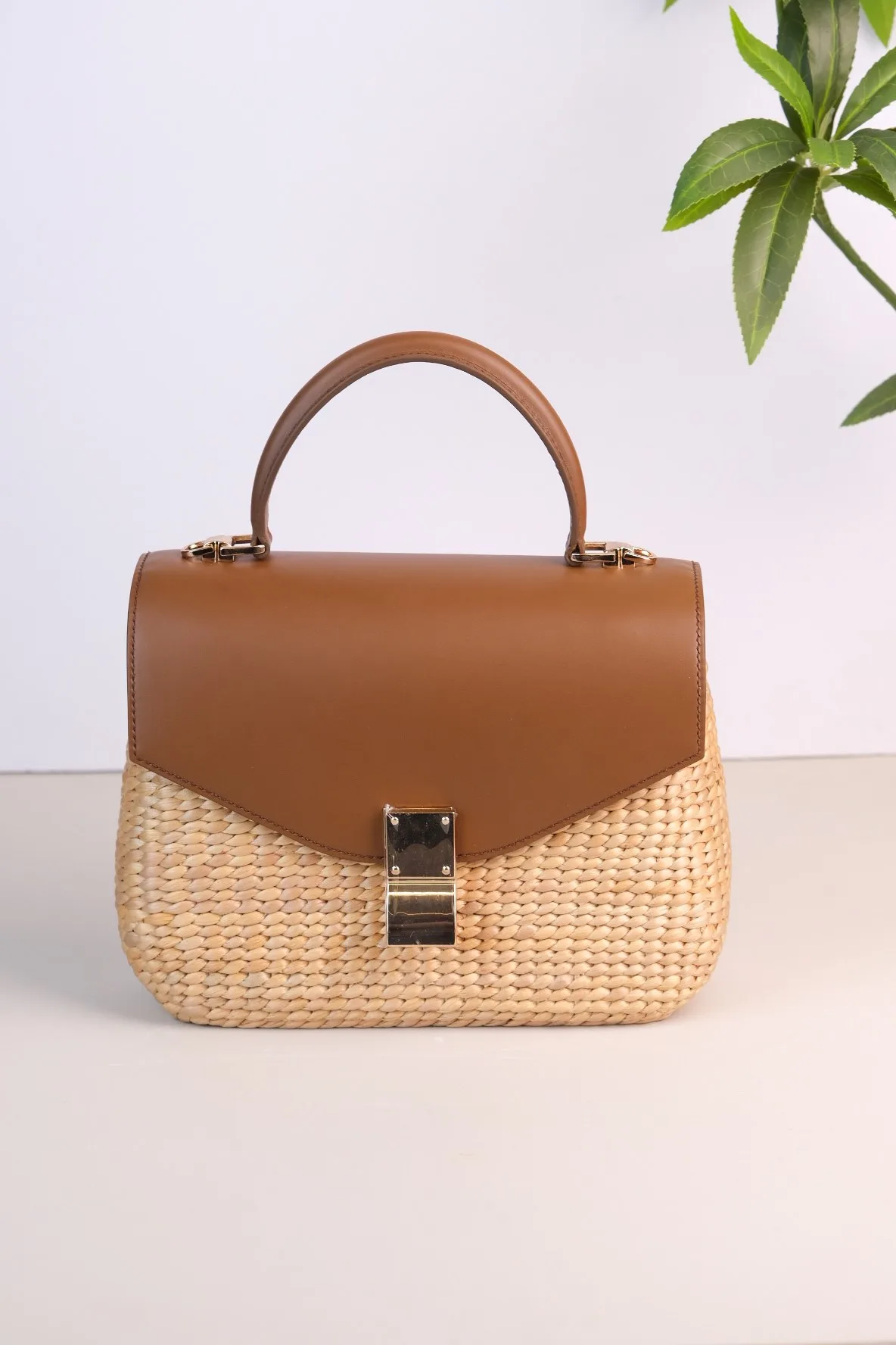 Ảnh Studio Túi cói phối nắp da bò quai cầm kèm dây đeo - Koi Leather