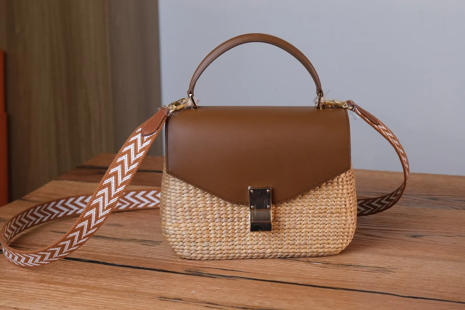 Ảnh Studio Túi cói phối nắp da bò quai cầm kèm dây đeo - Koi Leather