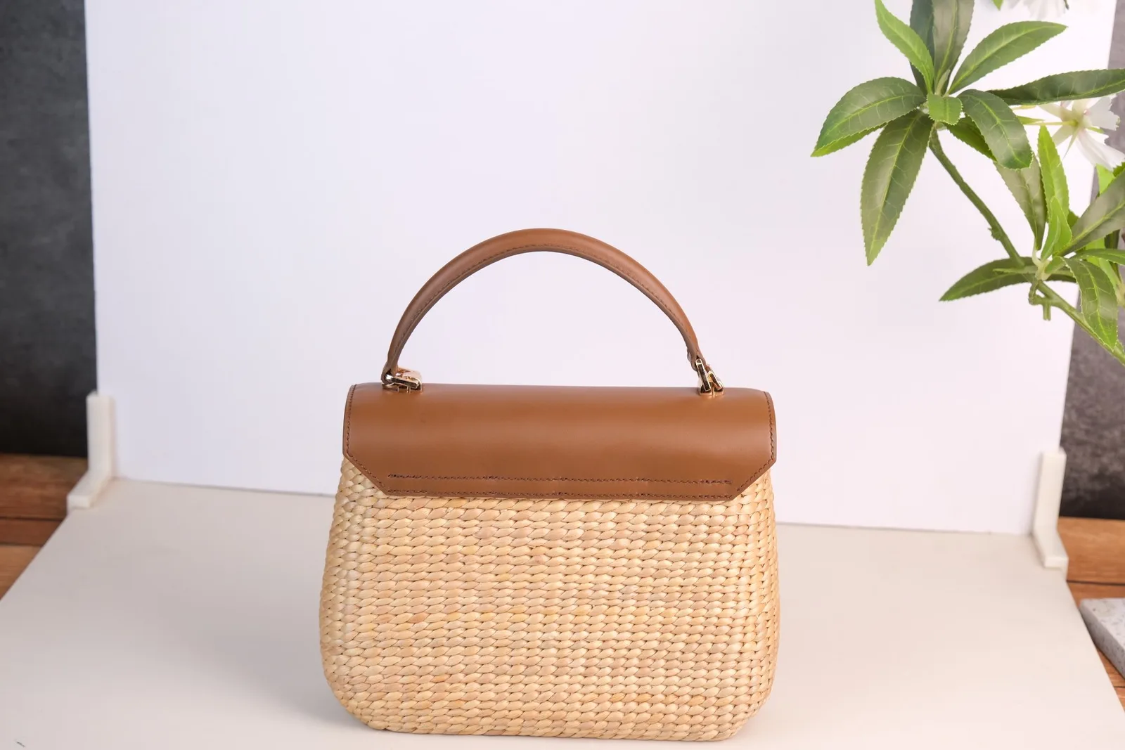 Ảnh Studio Túi cói phối nắp da bò quai cầm kèm dây đeo - Koi Leather
