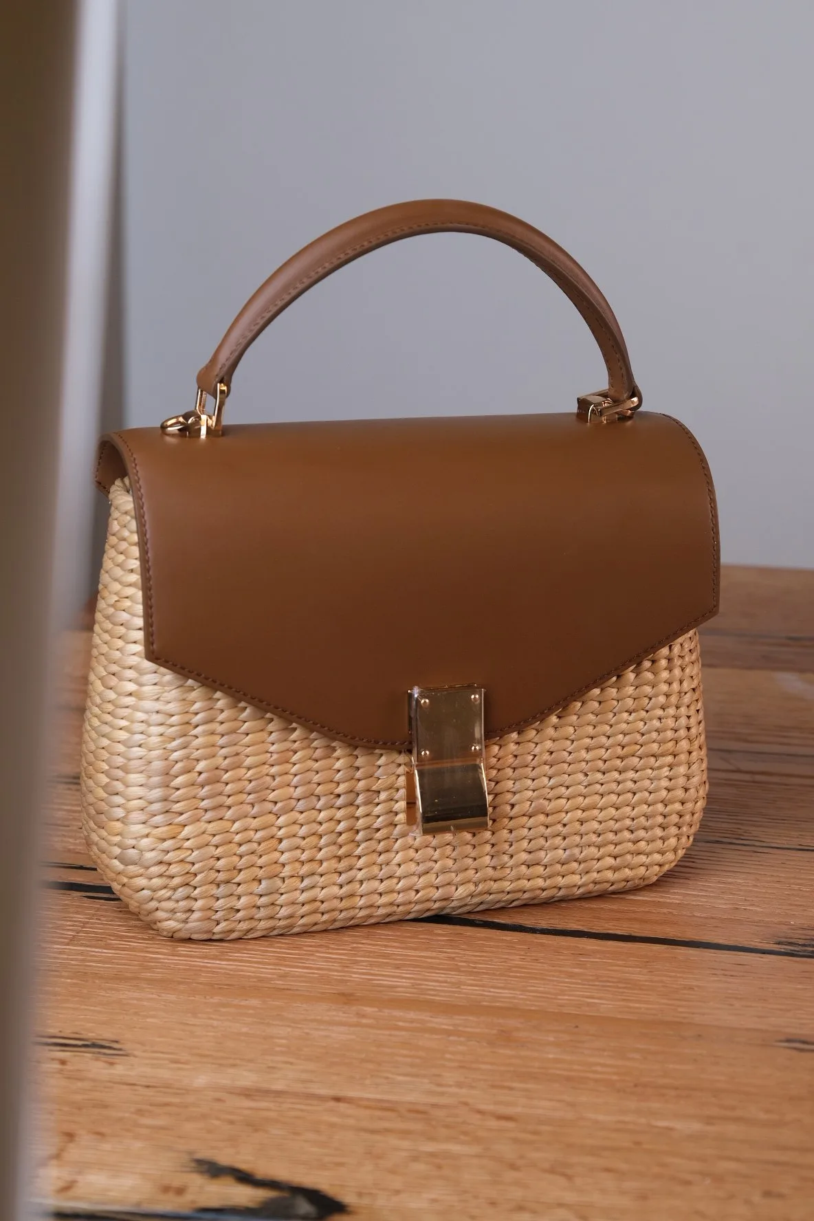 Ảnh Studio Túi cói phối nắp da bò quai cầm kèm dây đeo - Koi Leather
