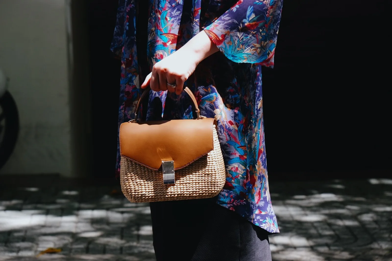 Ảnh Lifestyle Túi cói phối nắp da bò quai cầm kèm dây đeo - Koi Leather