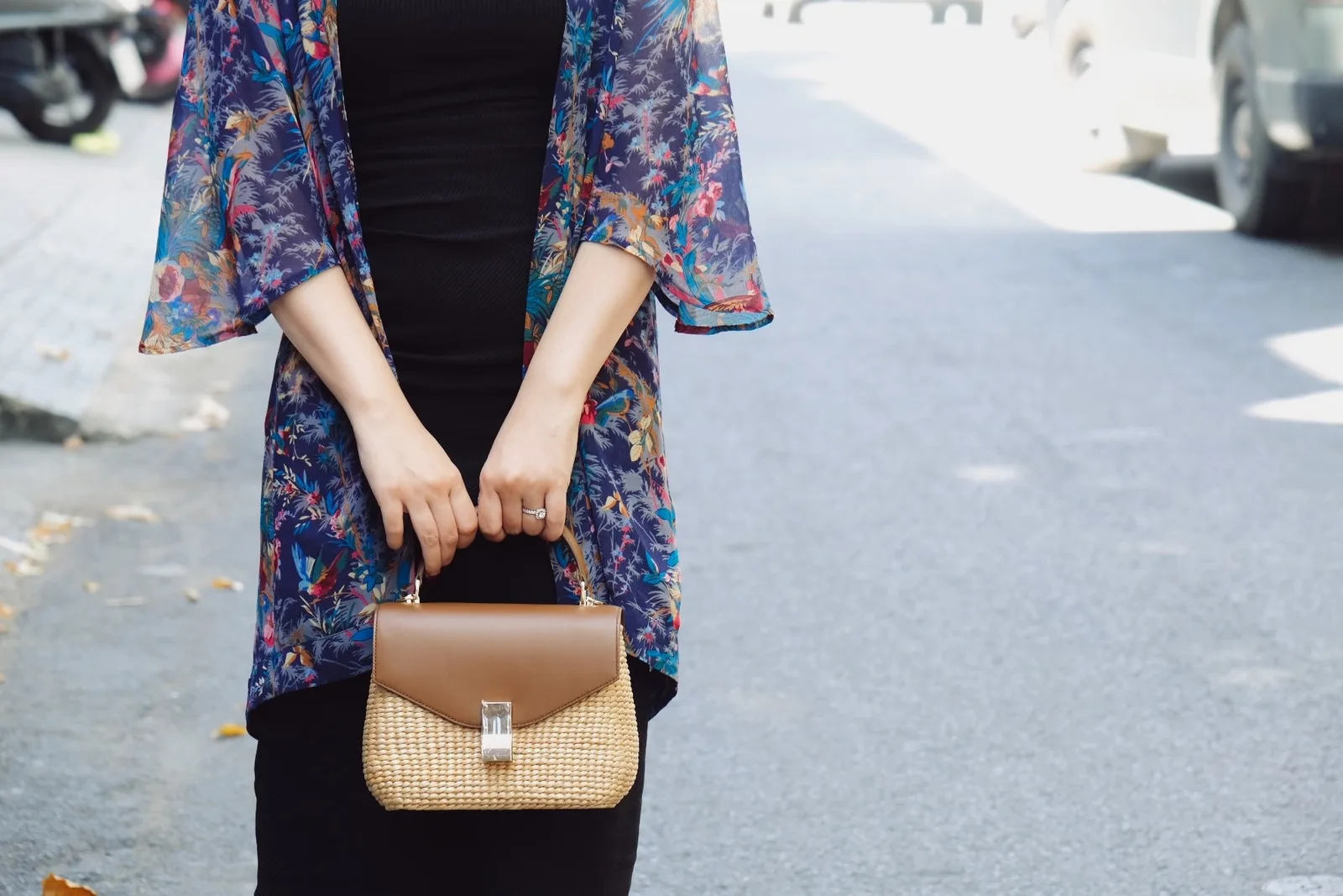 Ảnh Lifestyle Túi cói phối nắp da bò quai cầm kèm dây đeo - Koi Leather