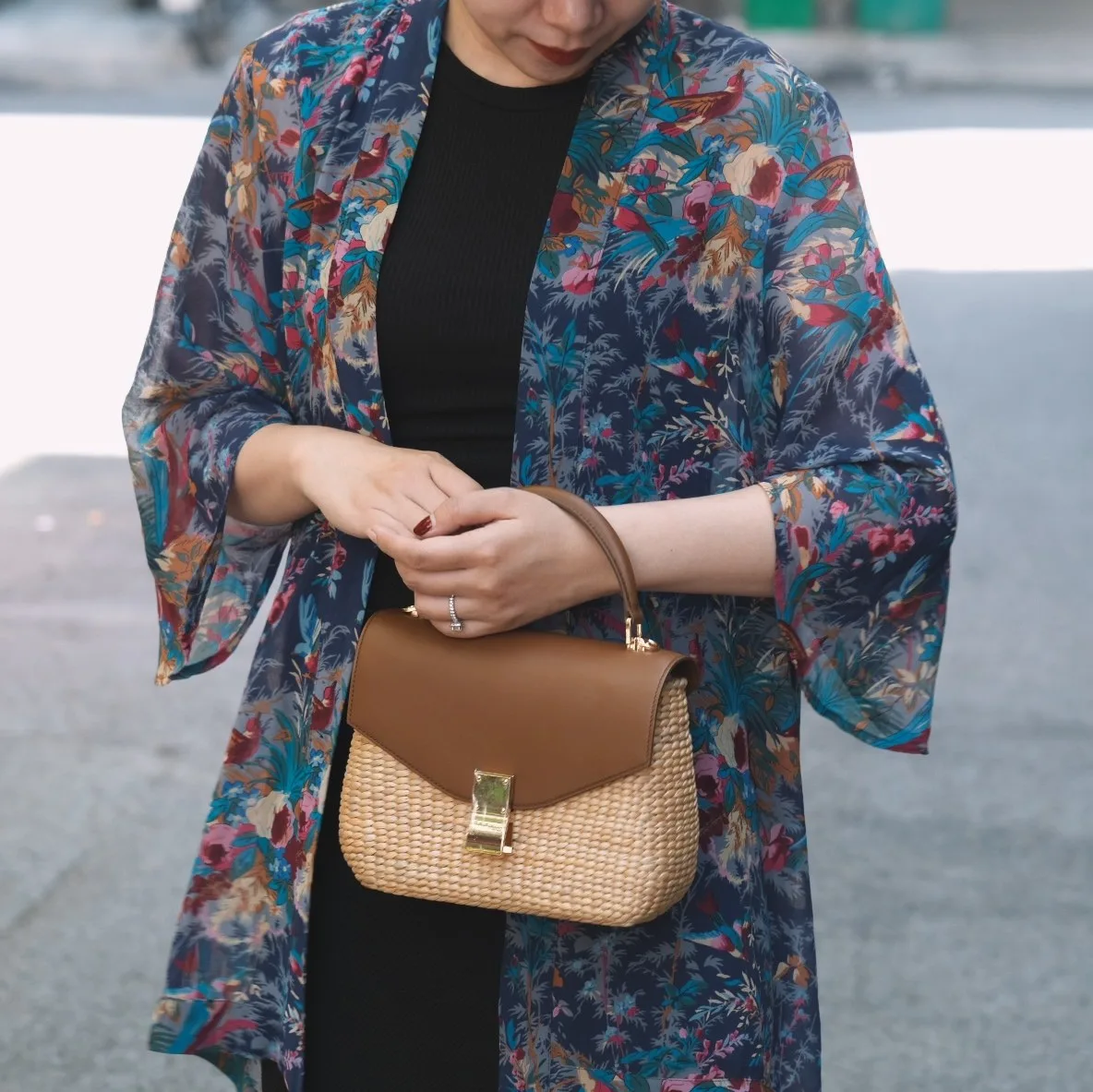 Ảnh Lifestyle Túi cói phối nắp da bò quai cầm kèm dây đeo - Koi Leather