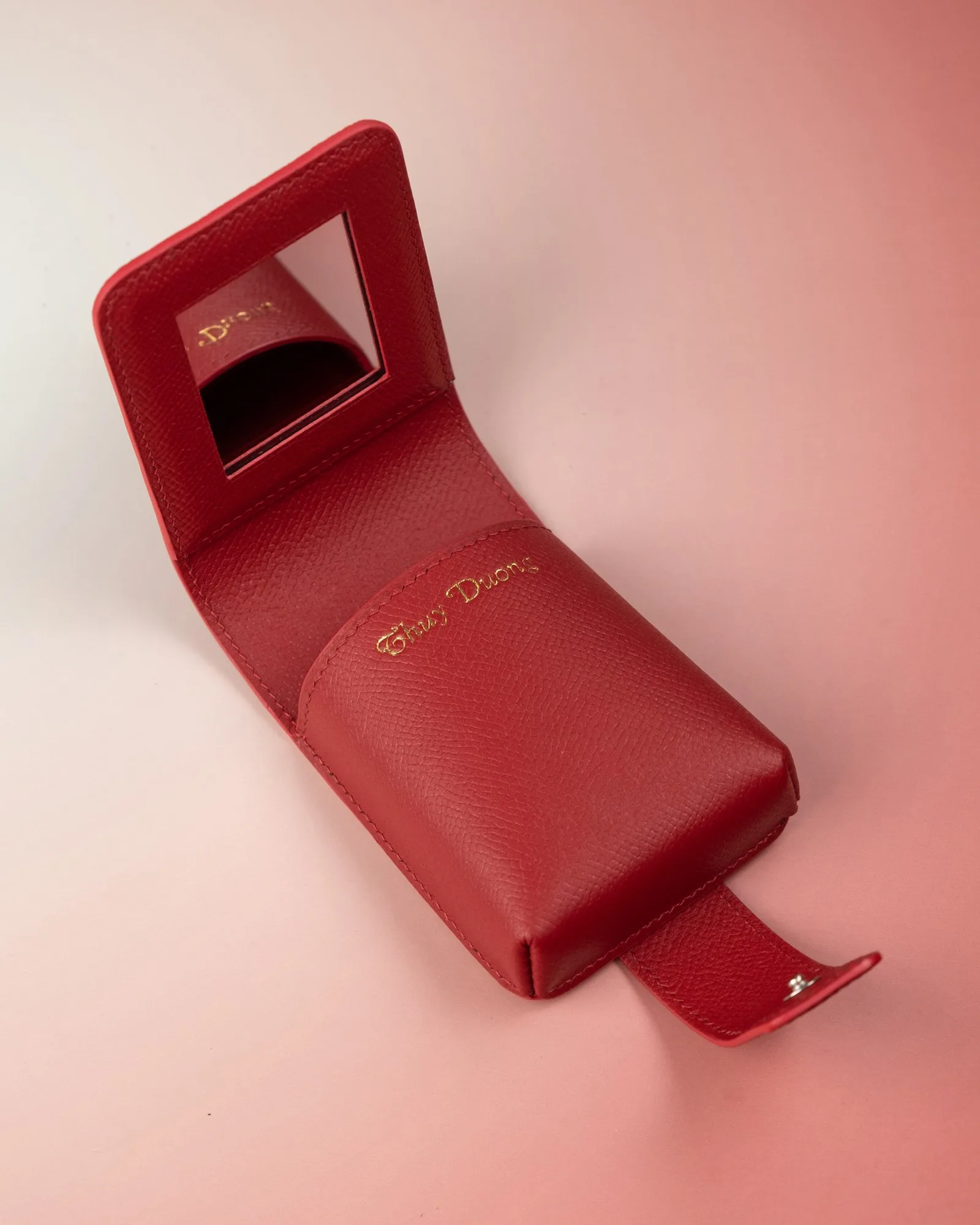 Ảnh Studio Hộp đựng son da Epsom màu đỏ kèm gương - Koi Leather