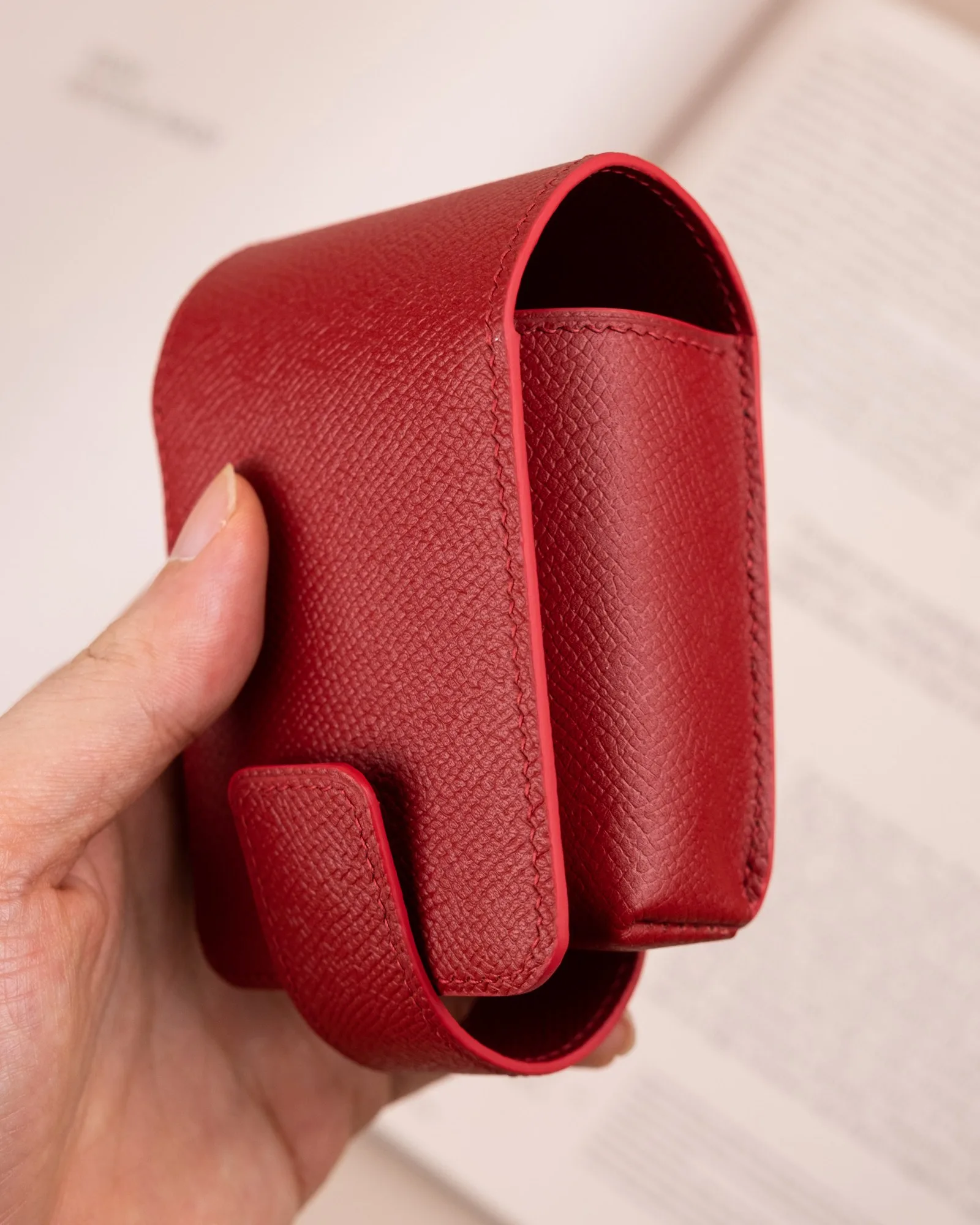 Ảnh Lifestyle Hộp đựng son da Epsom màu đỏ kèm gương - Koi Leather