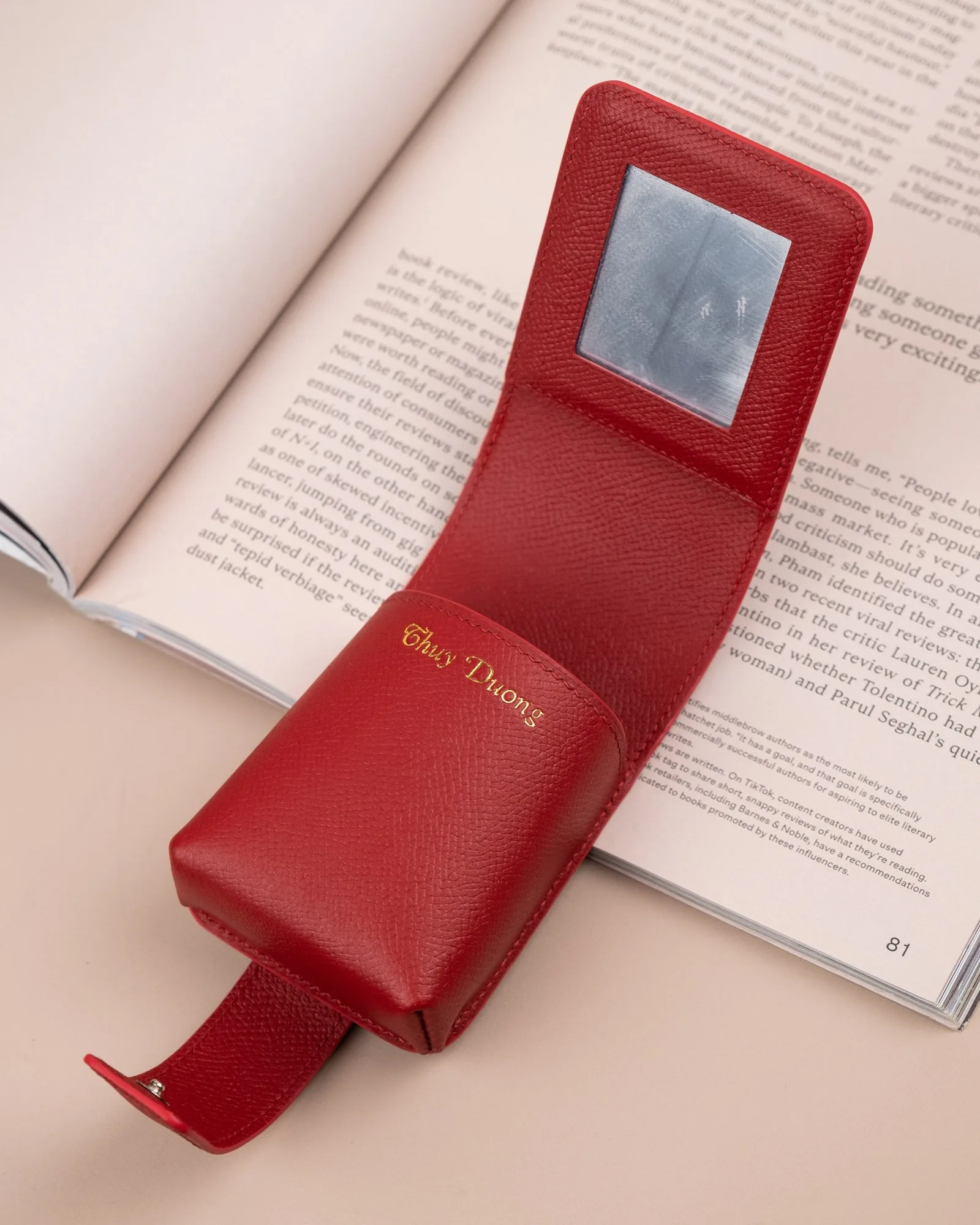 Ảnh Lifestyle Hộp đựng son da Epsom màu đỏ kèm gương - Koi Leather