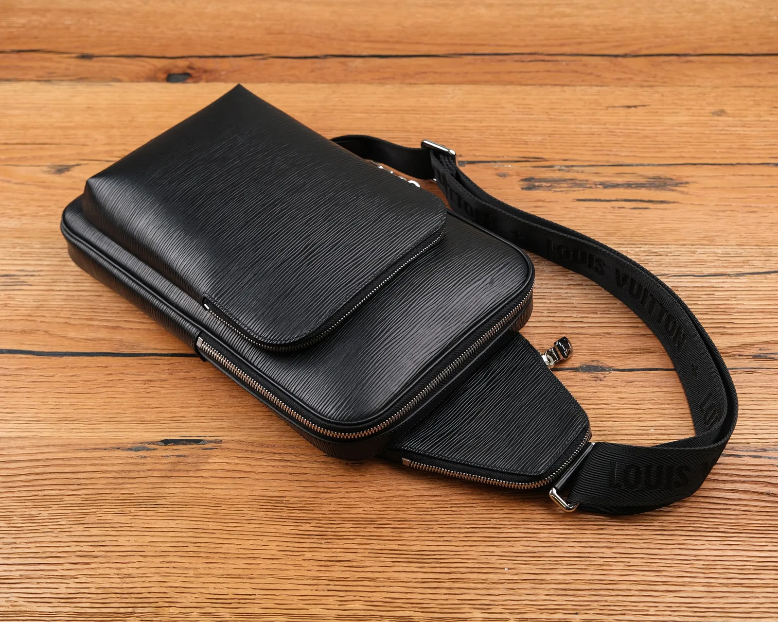 Ảnh Studio Túi đeo chéo một quai da vân Epi màu đen - Koi Leather