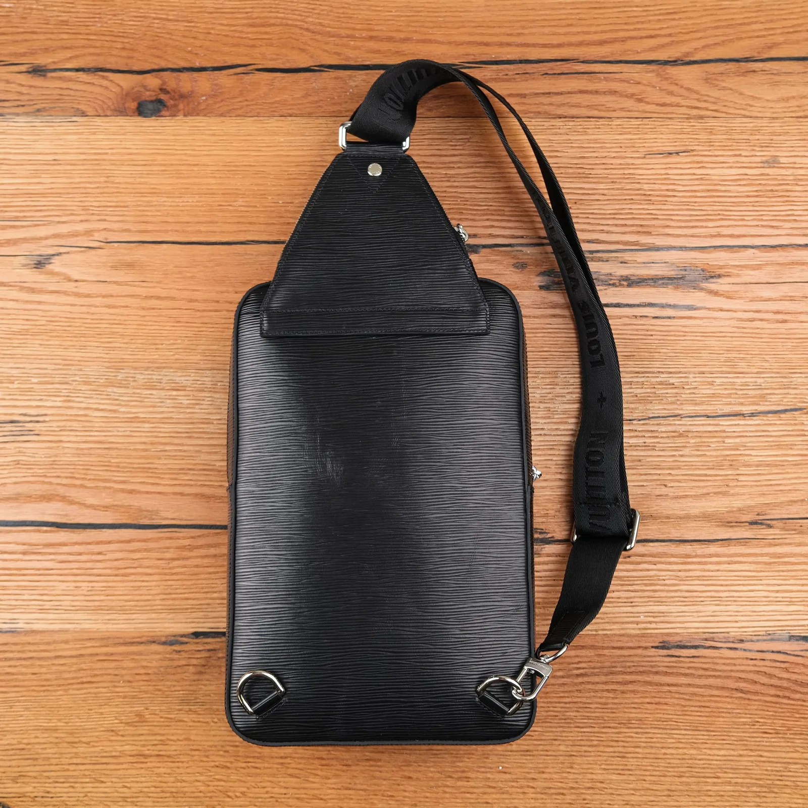 Ảnh Studio Túi đeo chéo một quai da vân Epi màu đen - Koi Leather