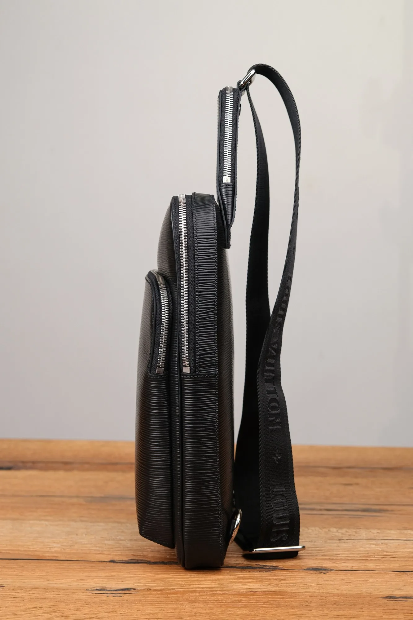 Ảnh Studio Túi đeo chéo một quai da vân Epi màu đen - Koi Leather