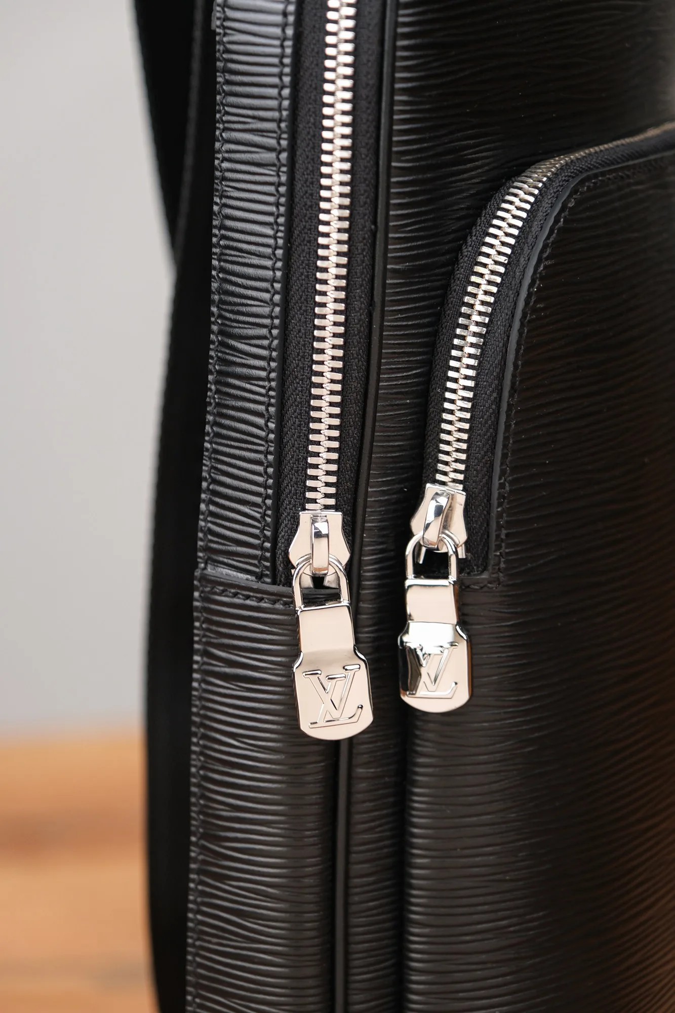 Ảnh Studio Túi đeo chéo một quai da vân Epi màu đen - Koi Leather