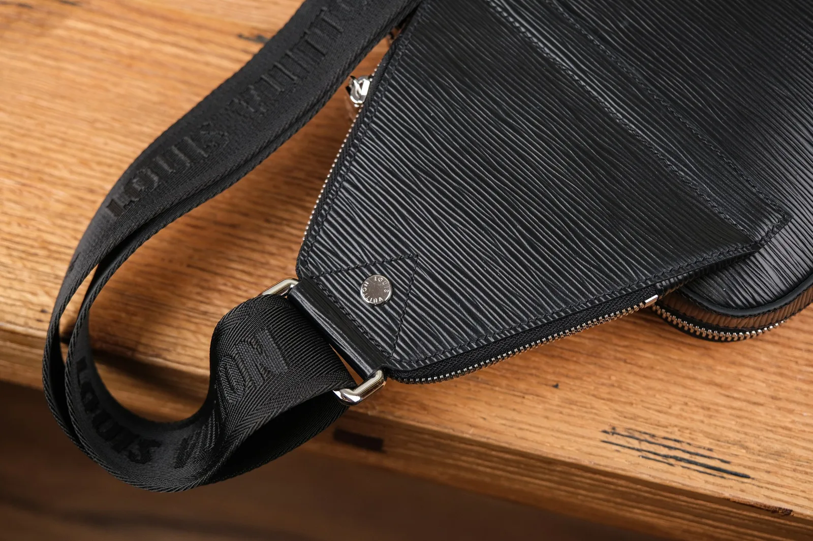 Ảnh Studio Túi đeo chéo một quai da vân Epi màu đen - Koi Leather
