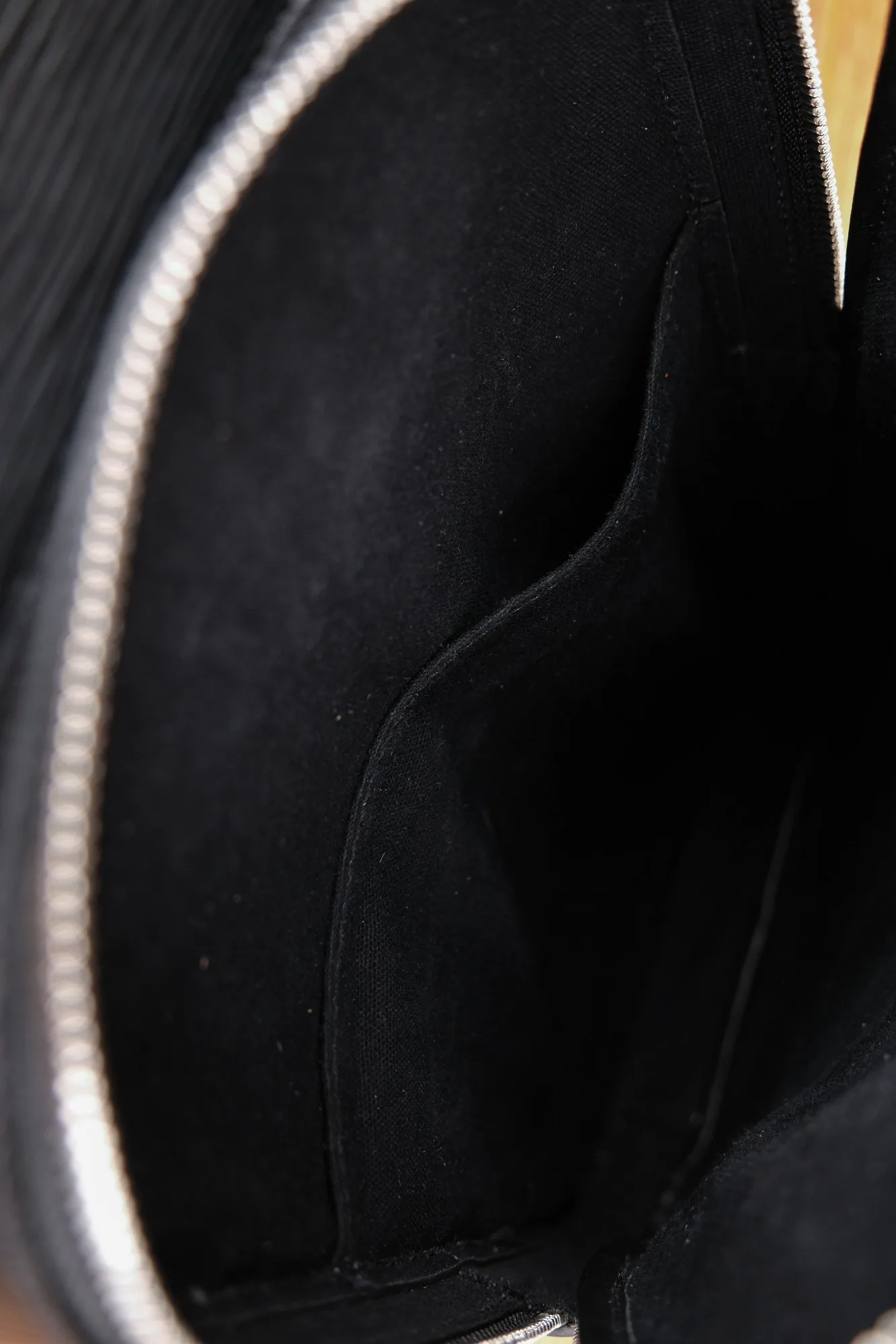 Ảnh Studio Túi đeo chéo một quai da vân Epi màu đen - Koi Leather