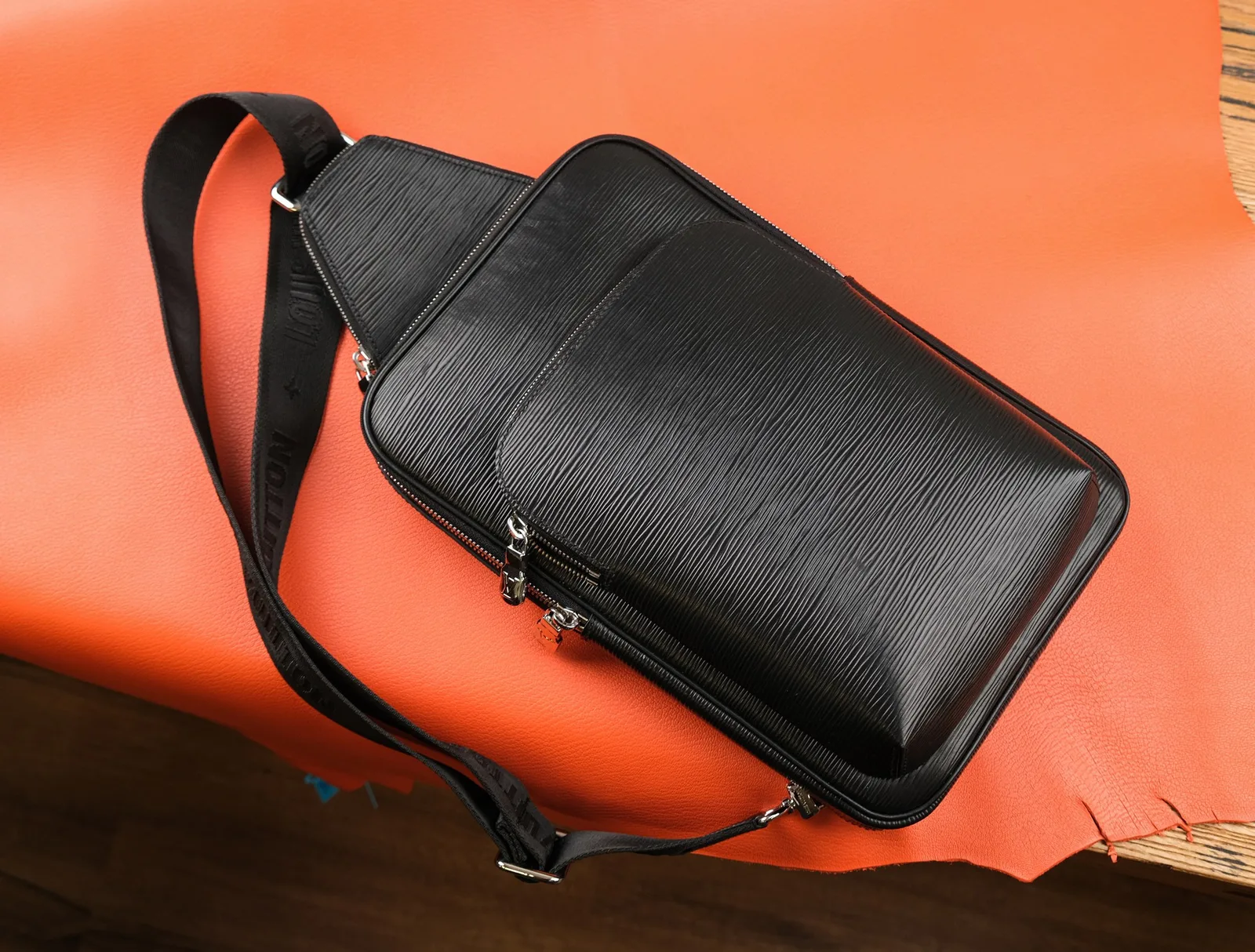 Ảnh Studio Túi đeo chéo một quai da vân Epi màu đen - Koi Leather