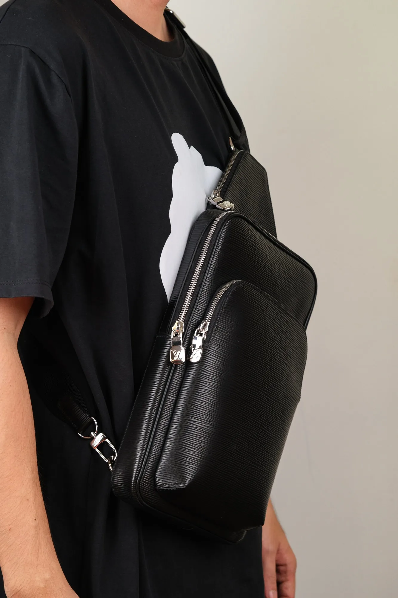 Ảnh Lifestyle Túi đeo chéo một quai da vân Epi màu đen - Koi Leather