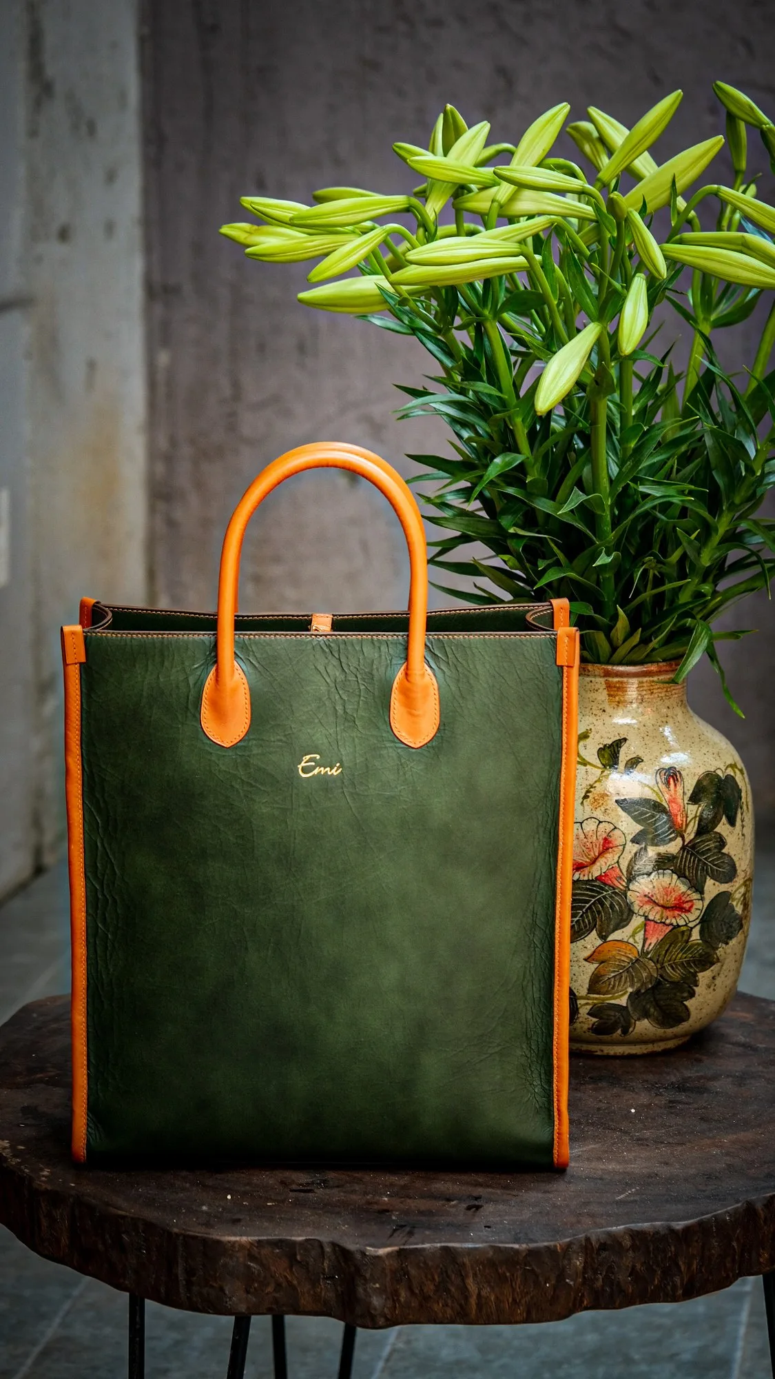 Ảnh Lifestyle Túi tote da bò thảo mộc dáng đứng xanh lá phối cam - Koi Leather