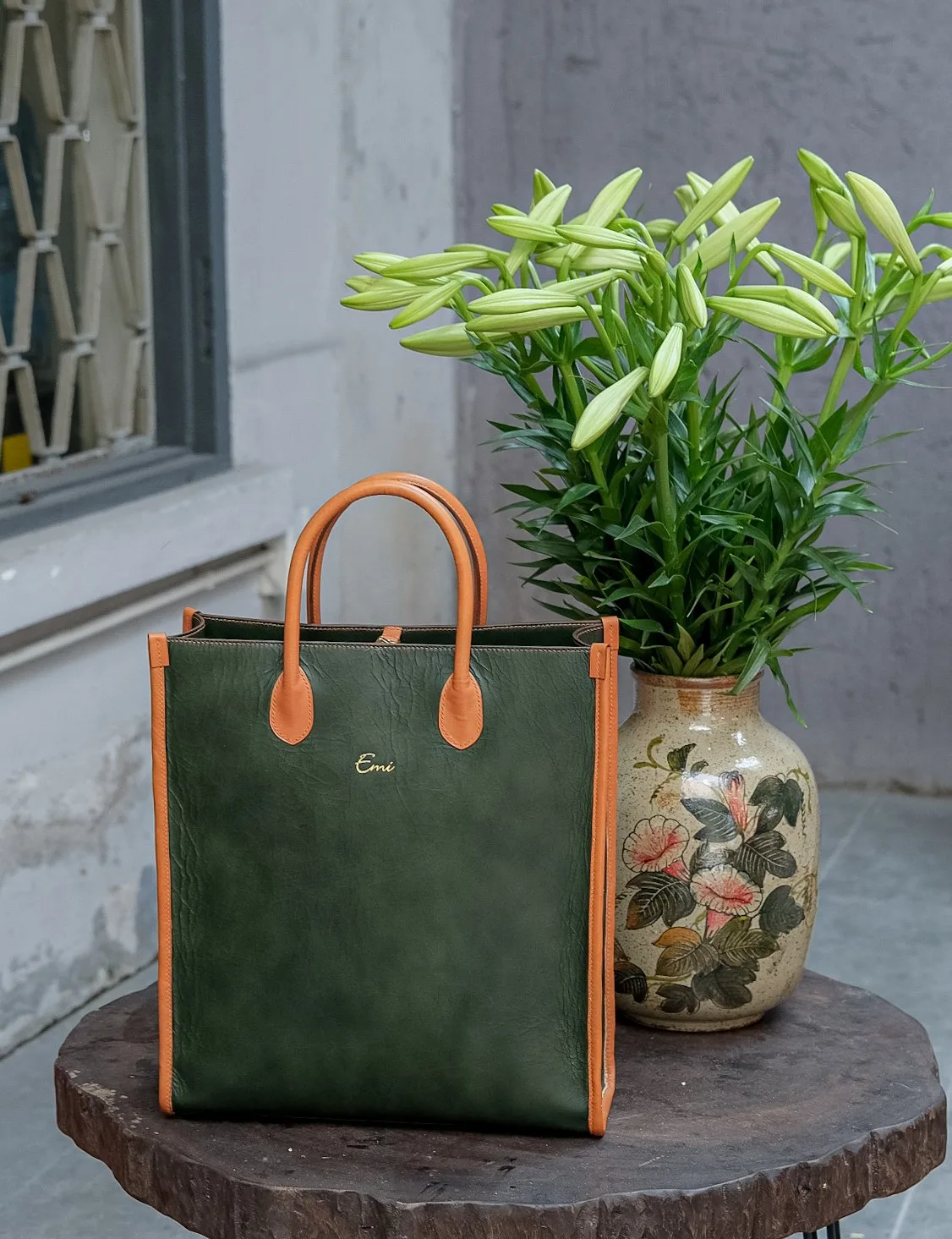 Ảnh Lifestyle Túi tote da bò thảo mộc dáng đứng xanh lá phối cam - Koi Leather