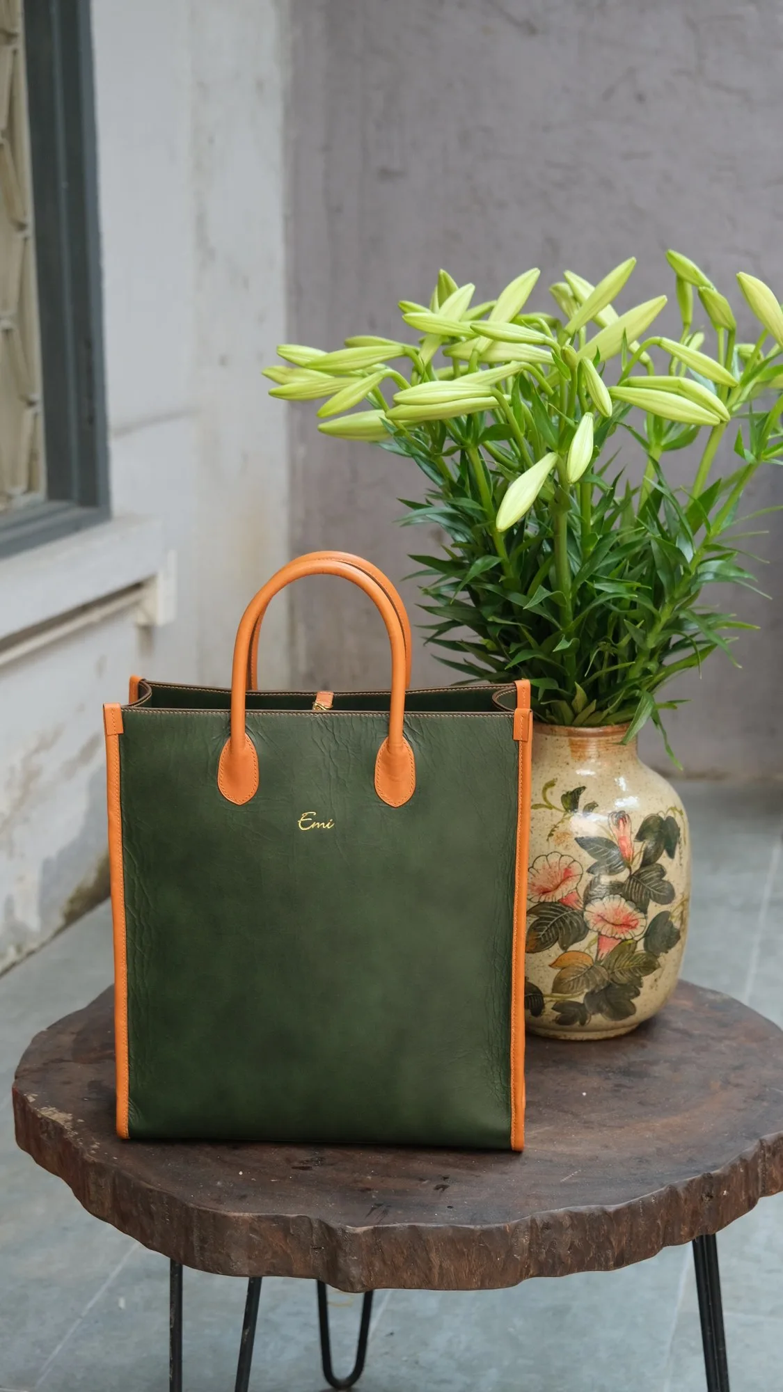 Ảnh Lifestyle Túi tote da bò thảo mộc dáng đứng xanh lá phối cam - Koi Leather