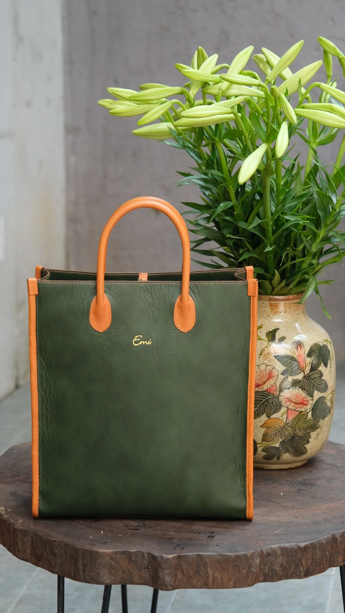 Ảnh Lifestyle Túi tote da bò thảo mộc dáng đứng xanh lá phối cam - Koi Leather