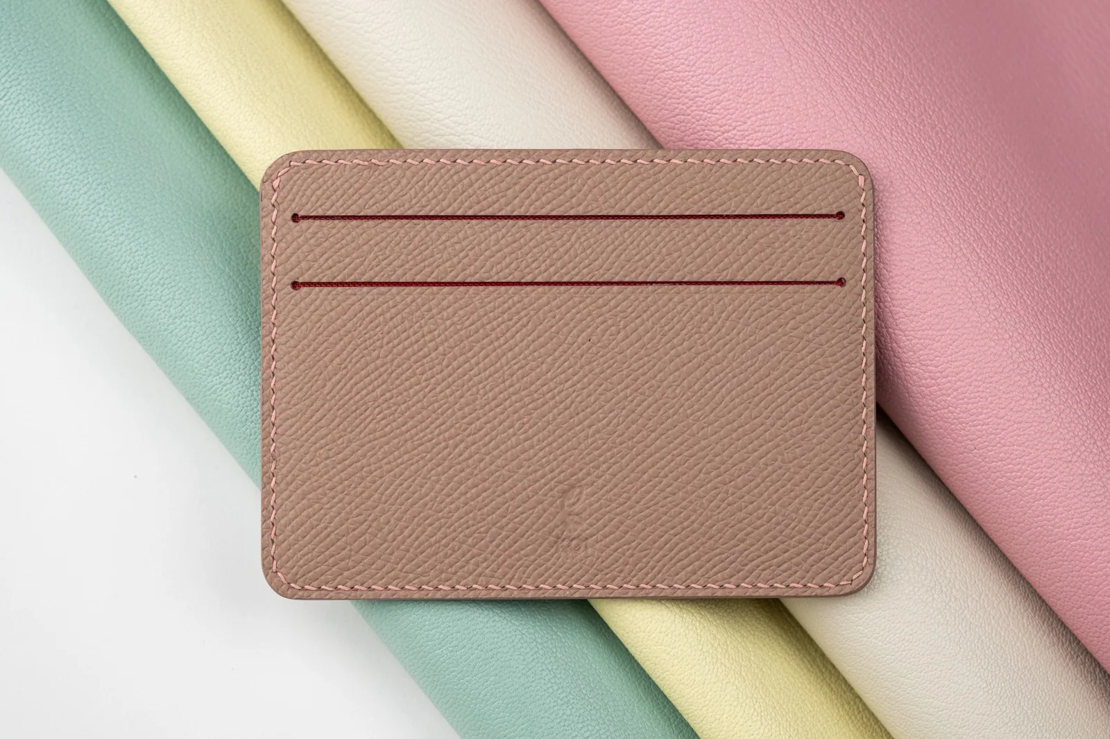 Ảnh Lifestyle Ví thẻ Senot da Epsom màu xám phối hồng - Koi Leather