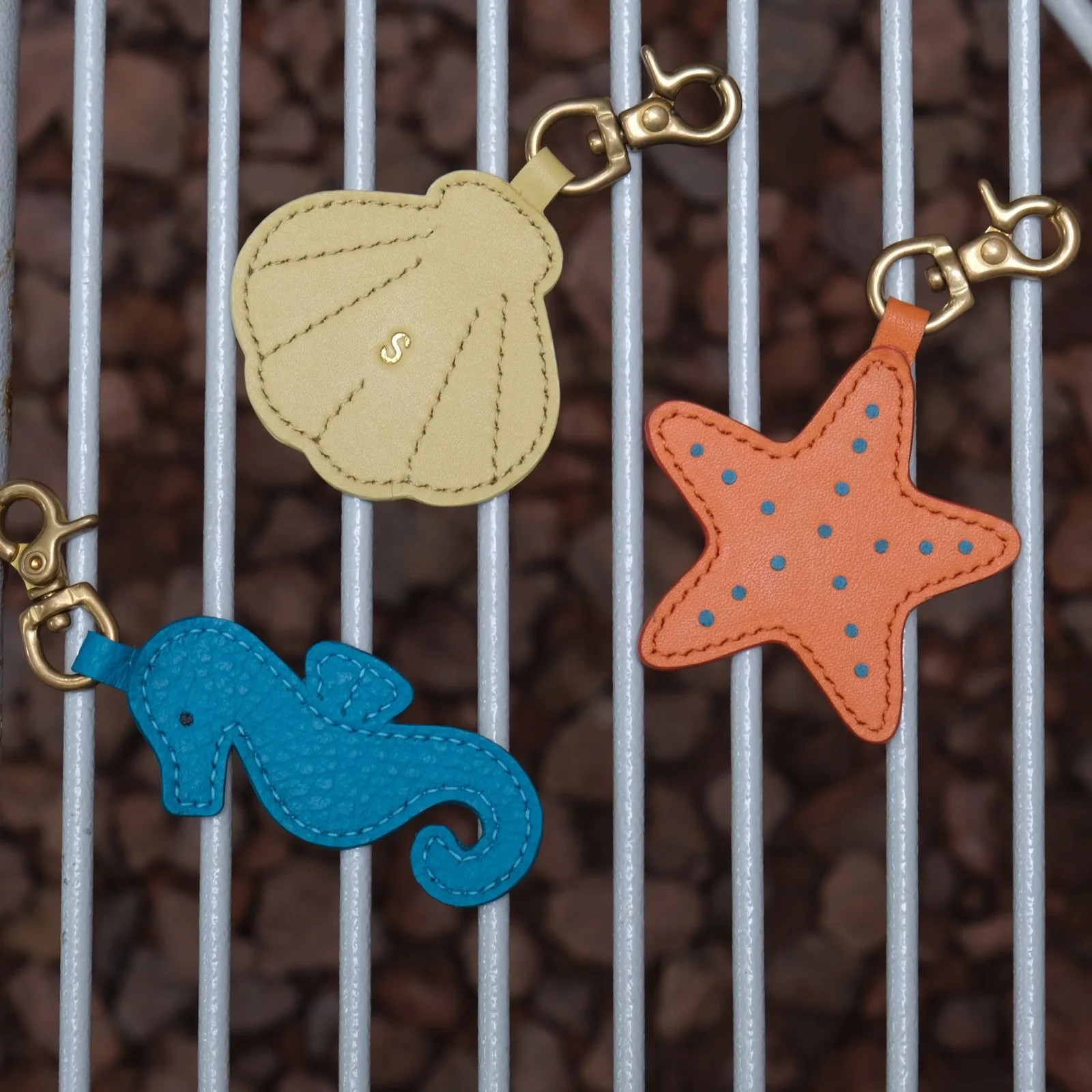 Ảnh Studio Bộ charm da treo túi hình sò, cá ngựa và sao biển - Koi Leather