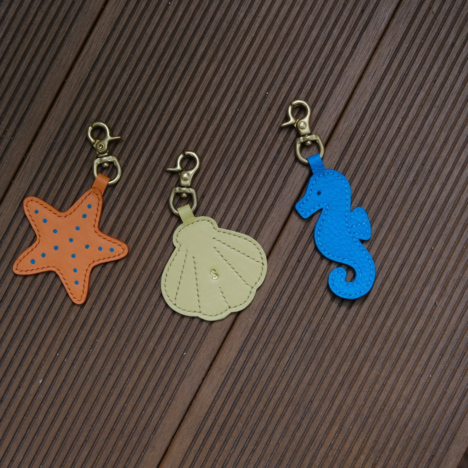 Ảnh Studio Bộ charm da treo túi hình sò, cá ngựa và sao biển - Koi Leather