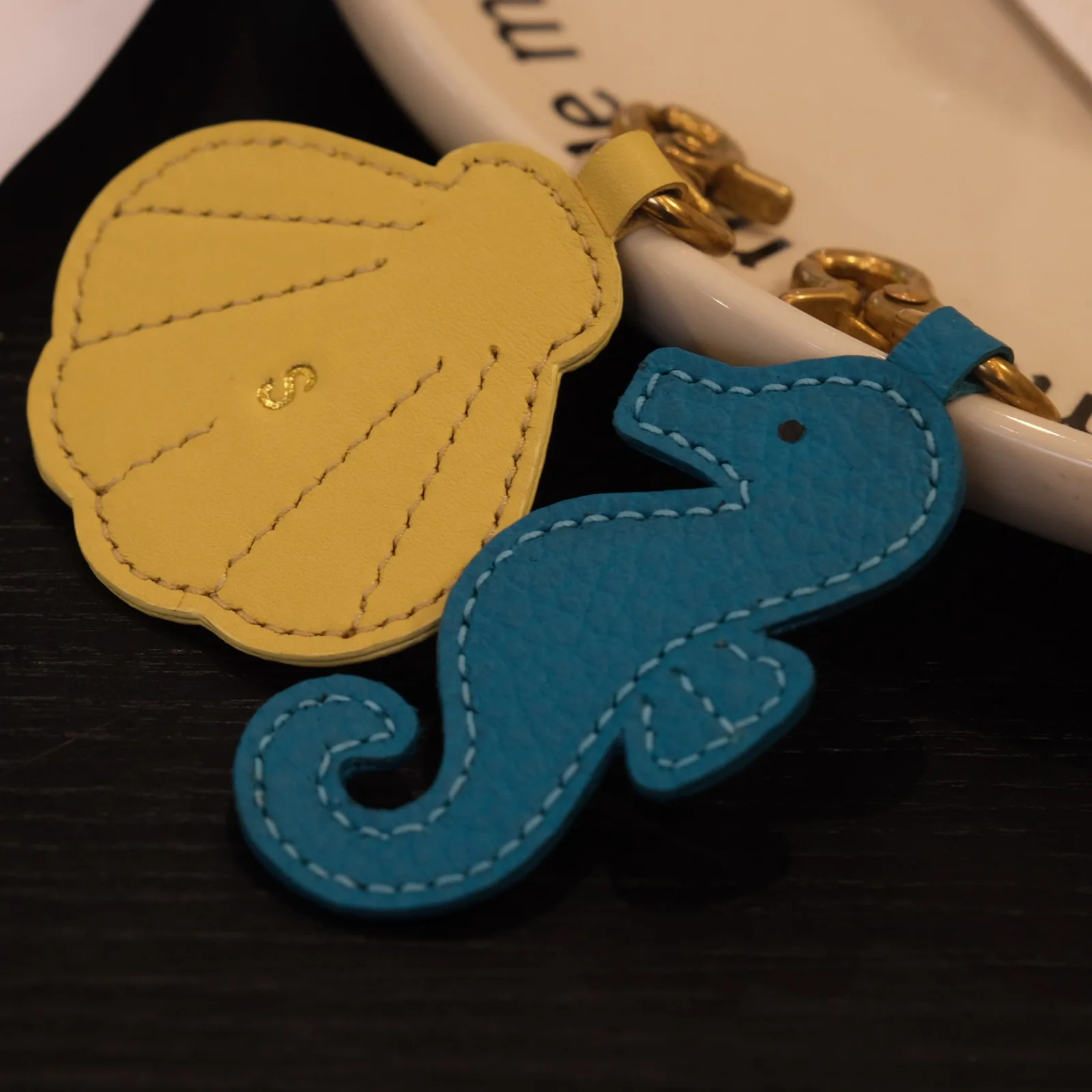 Ảnh Studio Bộ charm da treo túi hình sò, cá ngựa và sao biển - Koi Leather