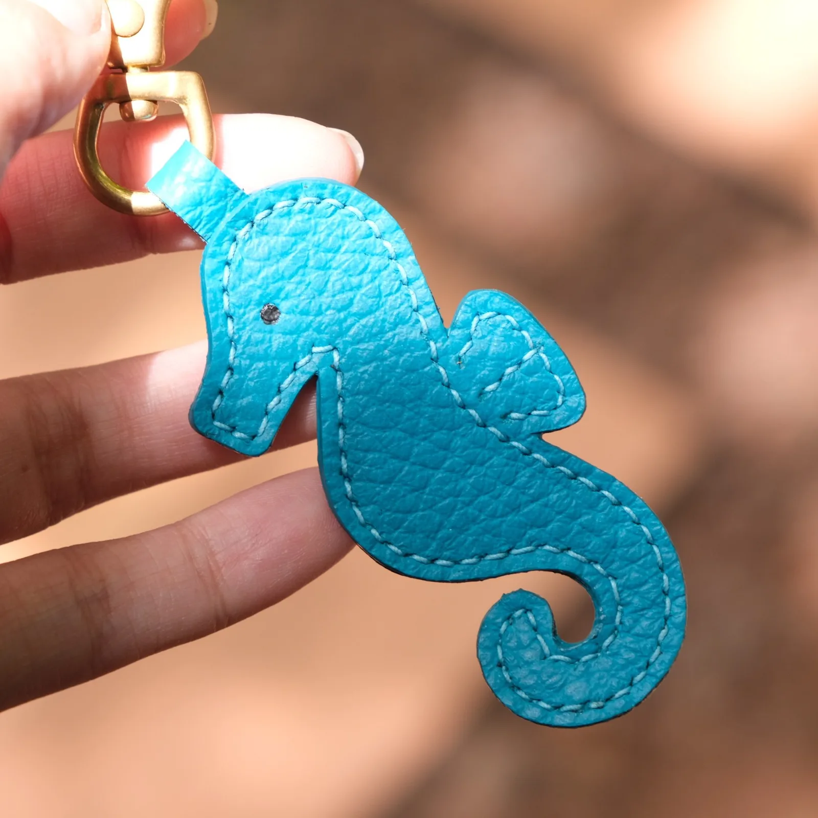 Ảnh Lifestyle Bộ charm da treo túi hình sò, cá ngựa và sao biển - Koi Leather