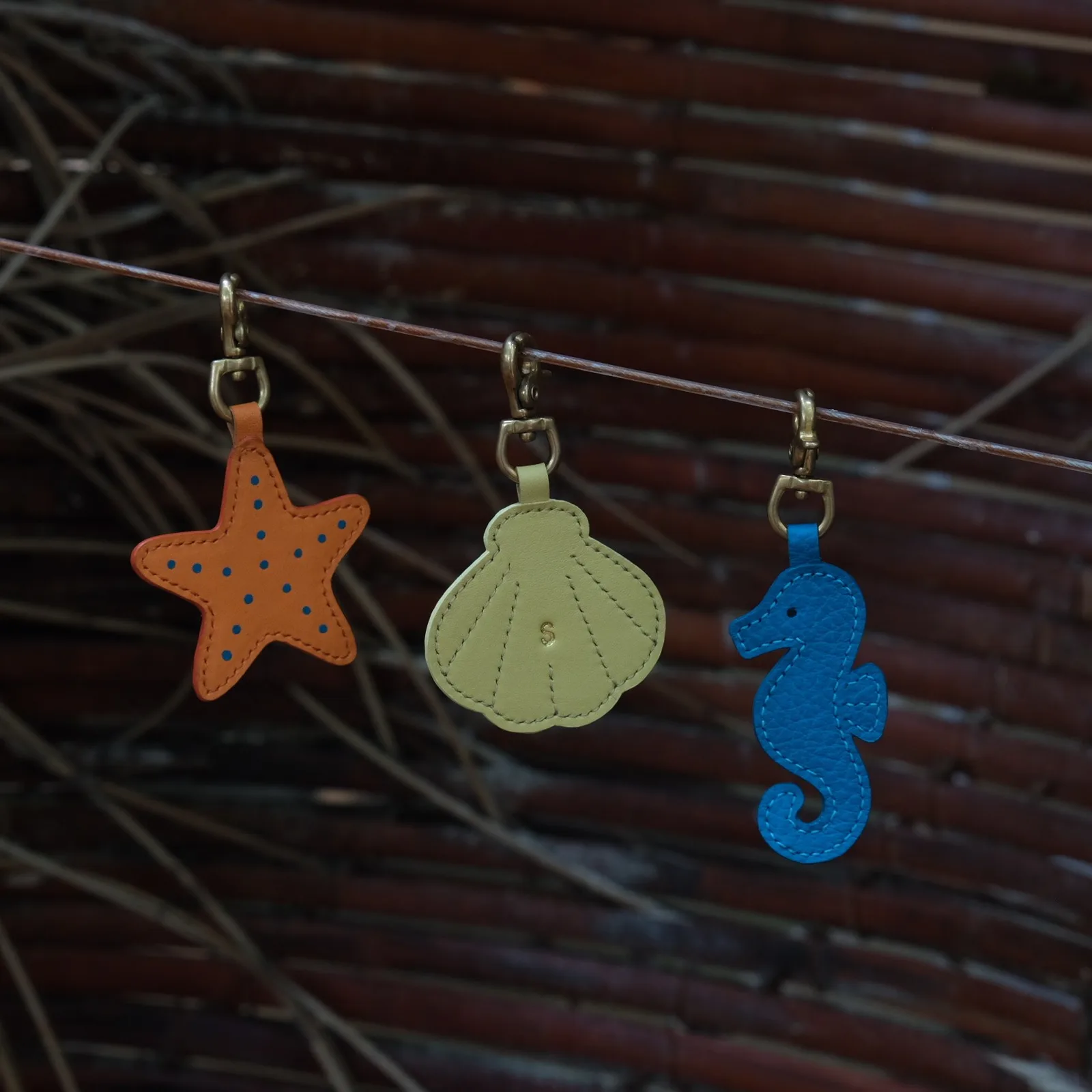 Ảnh Lifestyle Bộ charm da treo túi hình sò, cá ngựa và sao biển - Koi Leather