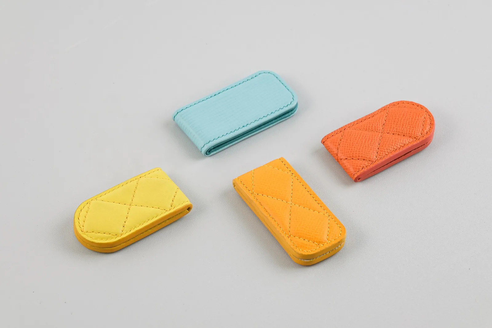 Ảnh Studio Kẹp tiền nam châm bọc da Epsom chần trám nhiều màu - Koi Leather