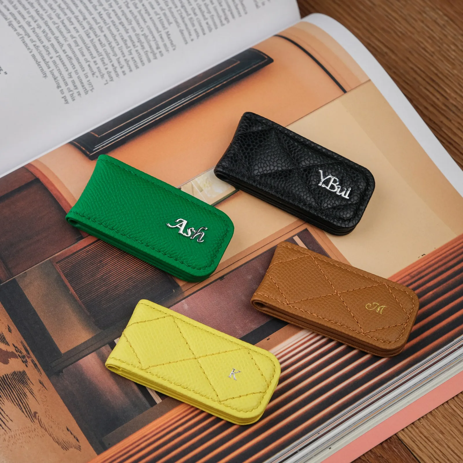 Ảnh Lifestyle Kẹp tiền nam châm bọc da Epsom chần trám nhiều màu - Koi Leather