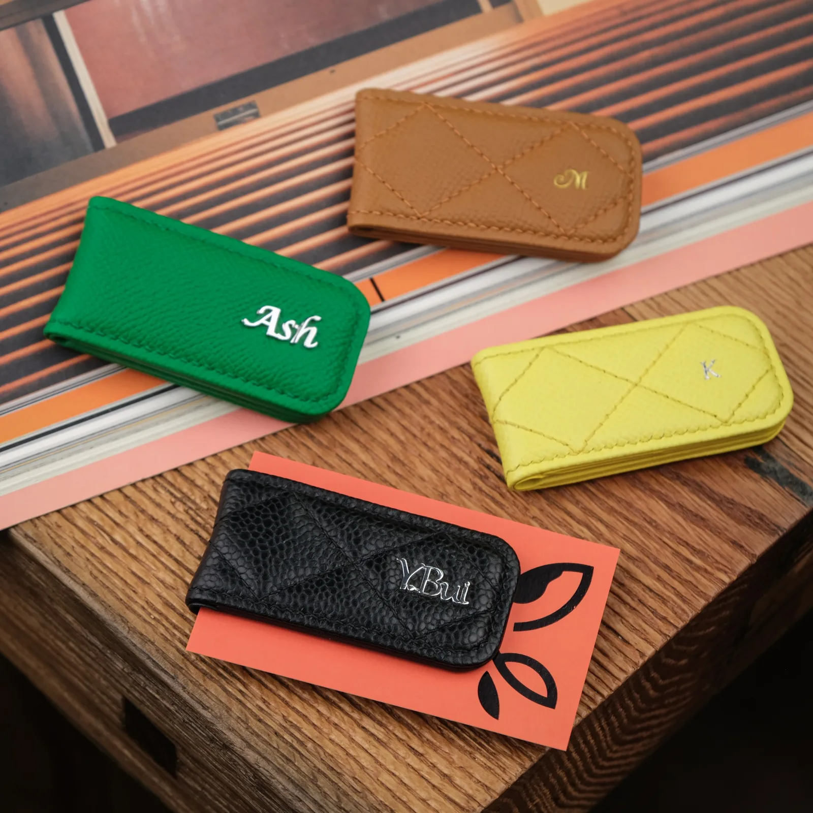 Ảnh Lifestyle Kẹp tiền nam châm bọc da Epsom chần trám nhiều màu - Koi Leather