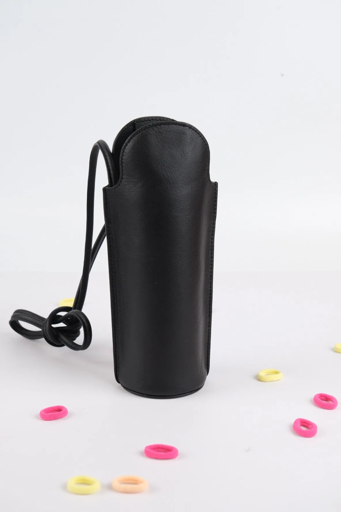 Ảnh Studio Bao da bọc bình giữ nhiệt màu đen kèm quai đeo - Koi Leather