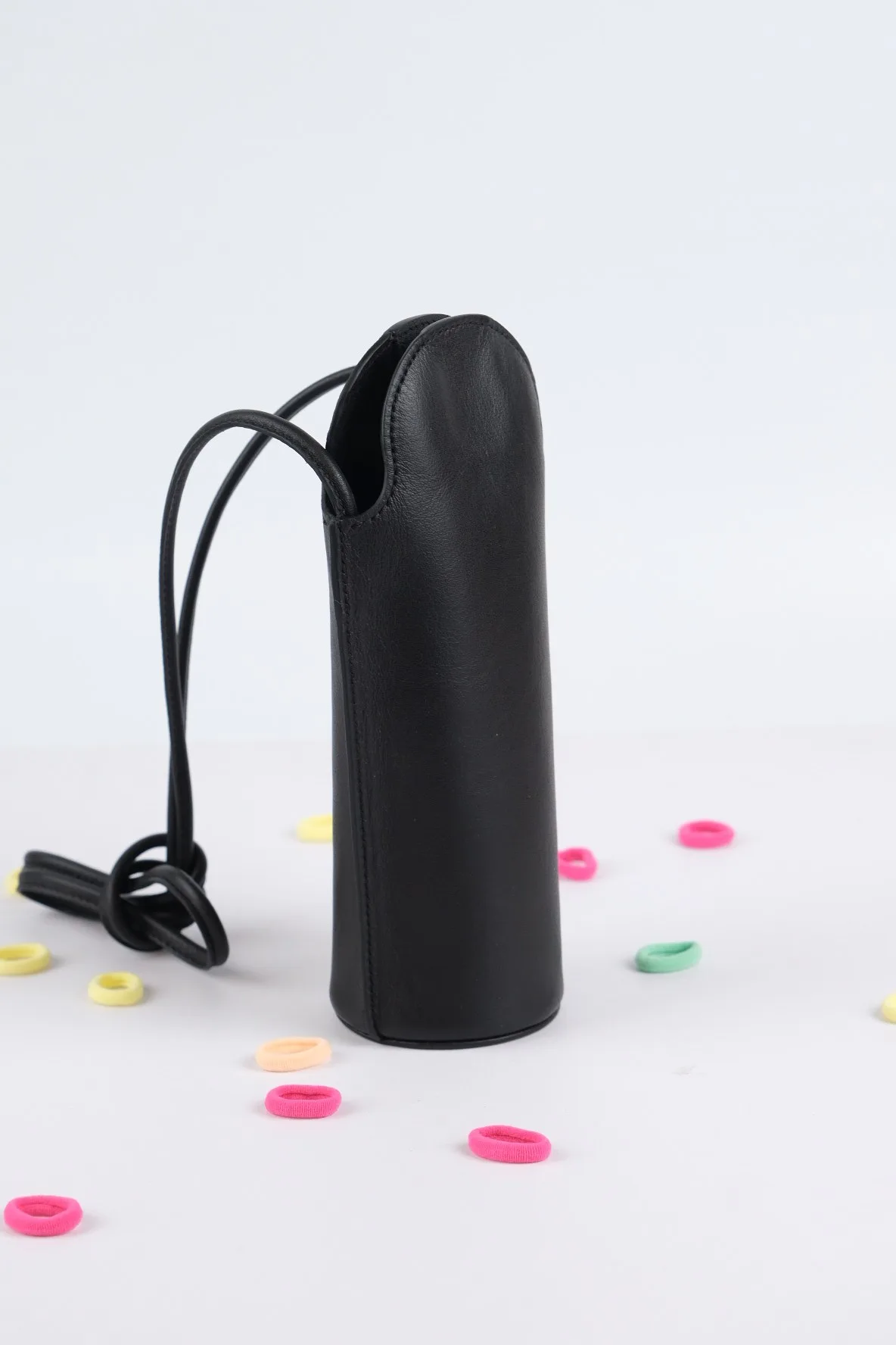 Ảnh Studio Bao da bọc bình giữ nhiệt màu đen kèm quai đeo - Koi Leather