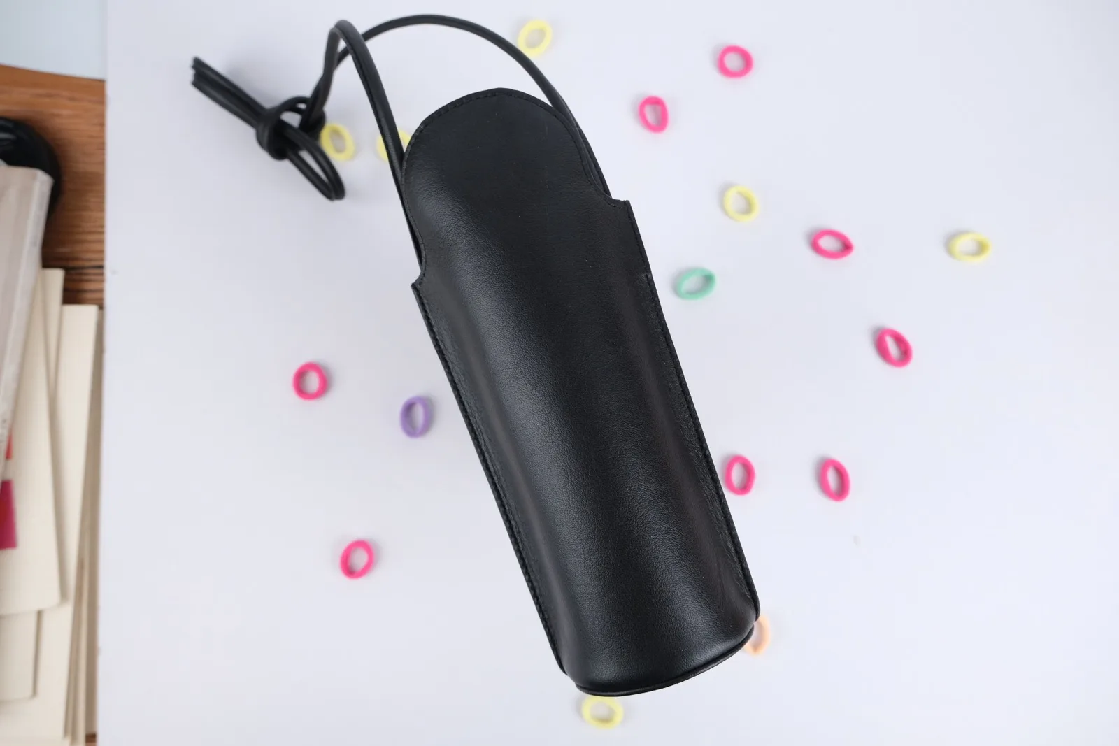 Ảnh Studio Bao da bọc bình giữ nhiệt màu đen kèm quai đeo - Koi Leather