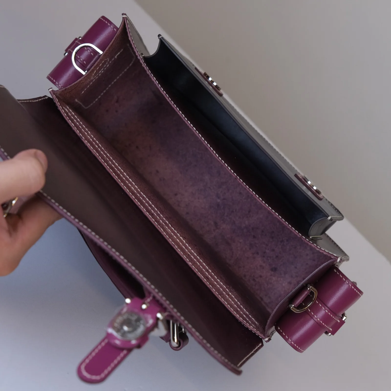 Ảnh Studio Túi xách da bò màu tím dáng hộp nắp gập - Koi Leather