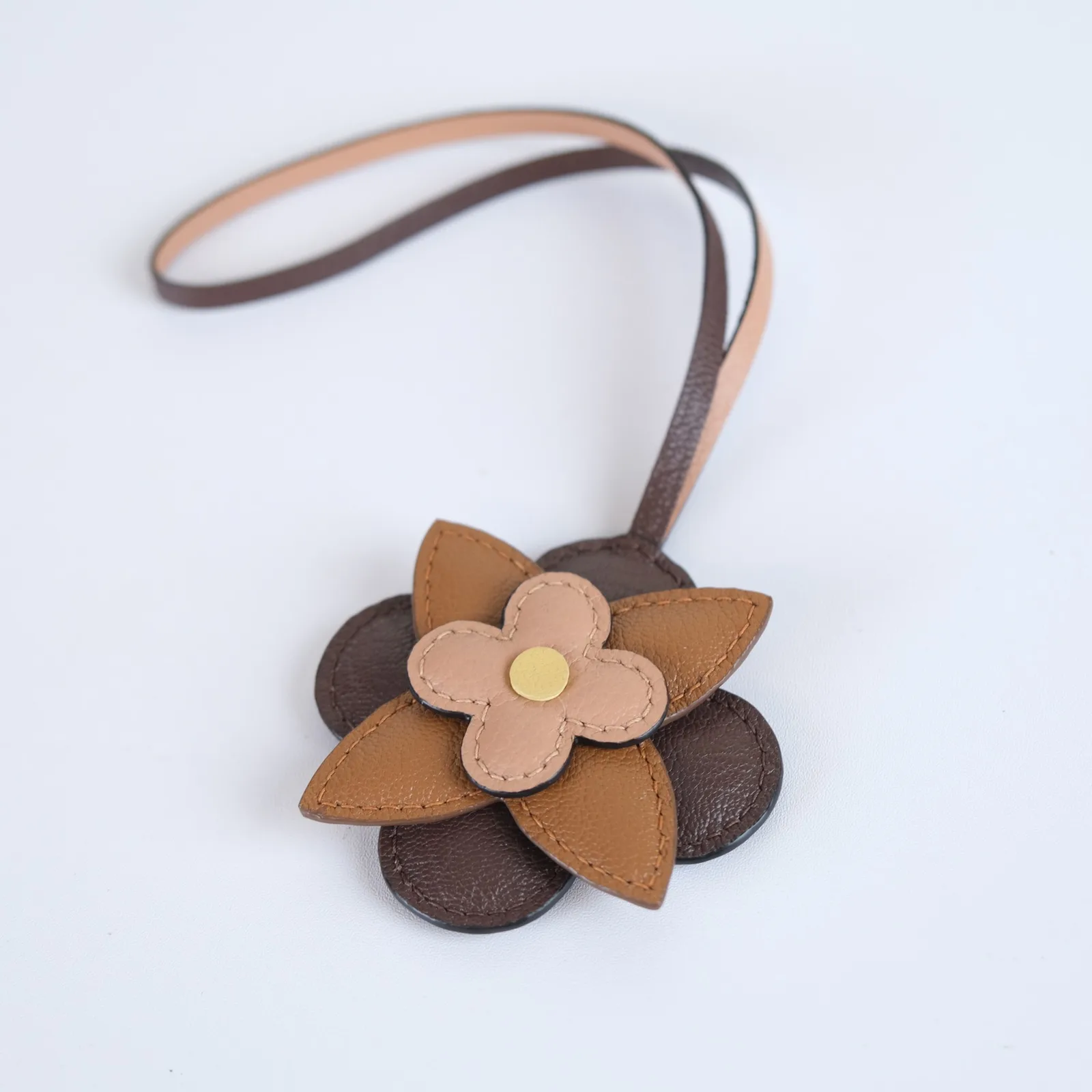 Ảnh Studio Charm đeo túi da hình hoa phối màu nâu - Koi Leather