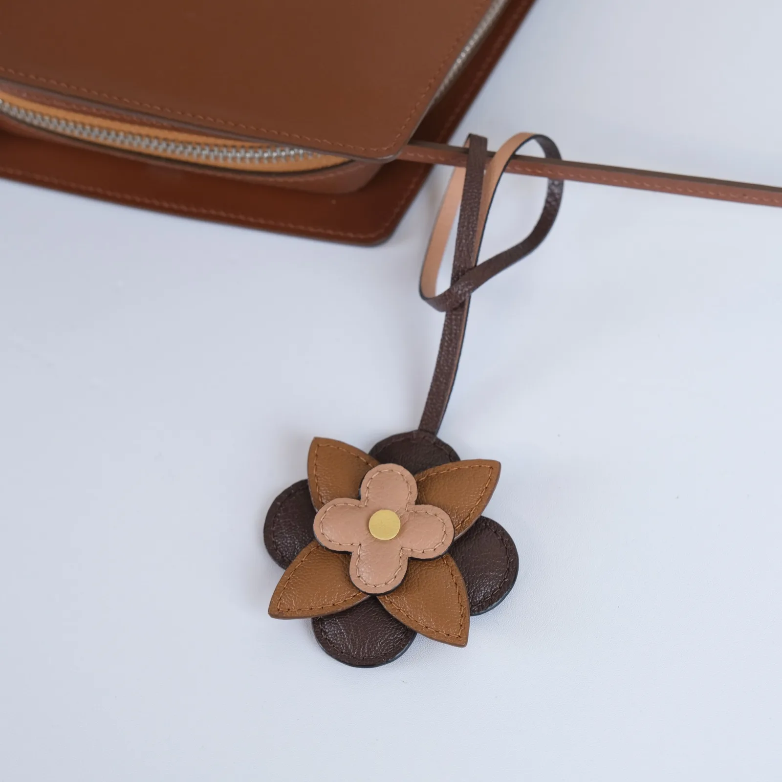 Ảnh Lifestyle Charm đeo túi da hình hoa phối màu nâu - Koi Leather