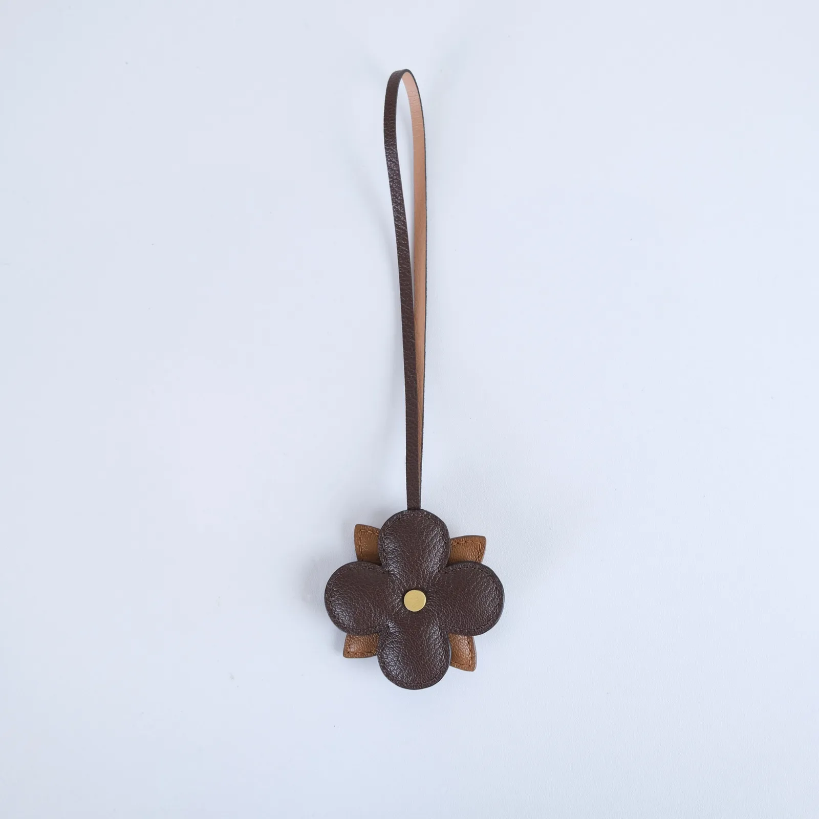 Ảnh Studio Charm đeo túi da hình hoa phối màu nâu - Koi Leather