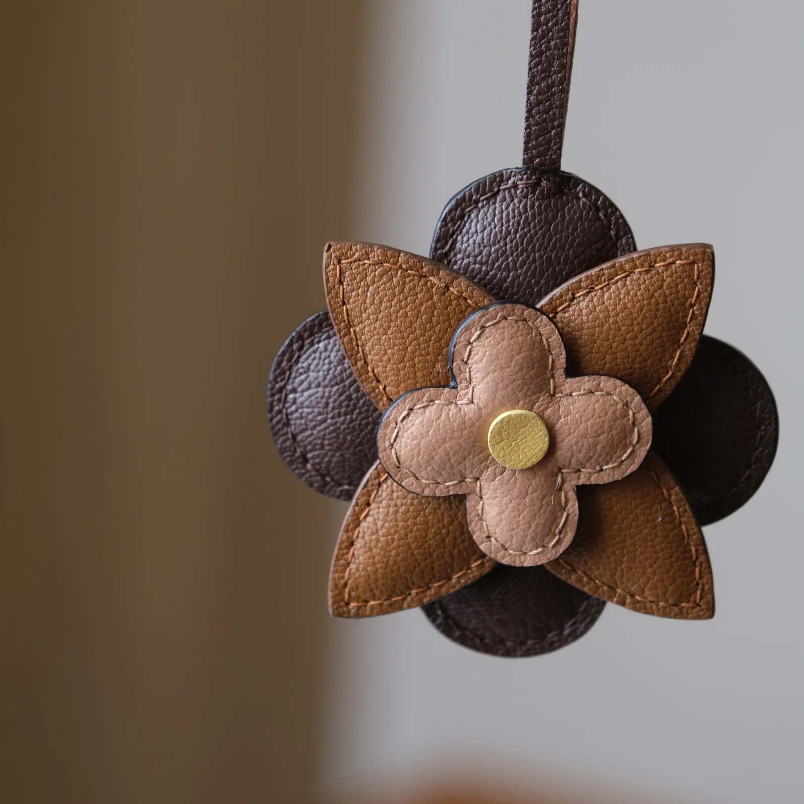 Ảnh Studio Charm đeo túi da hình hoa phối màu nâu - Koi Leather