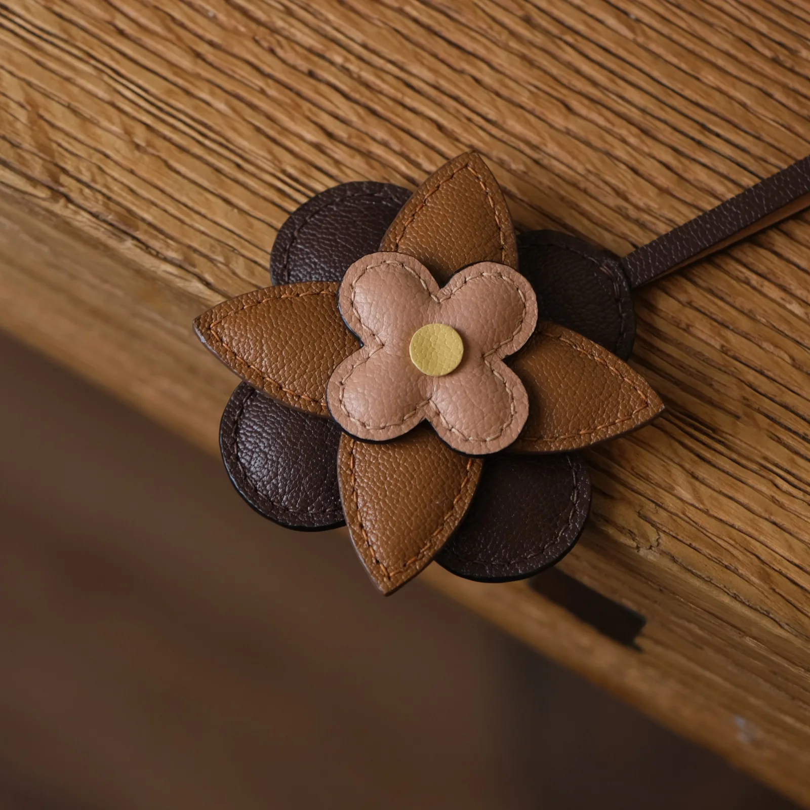 Ảnh Studio Charm đeo túi da hình hoa phối màu nâu - Koi Leather