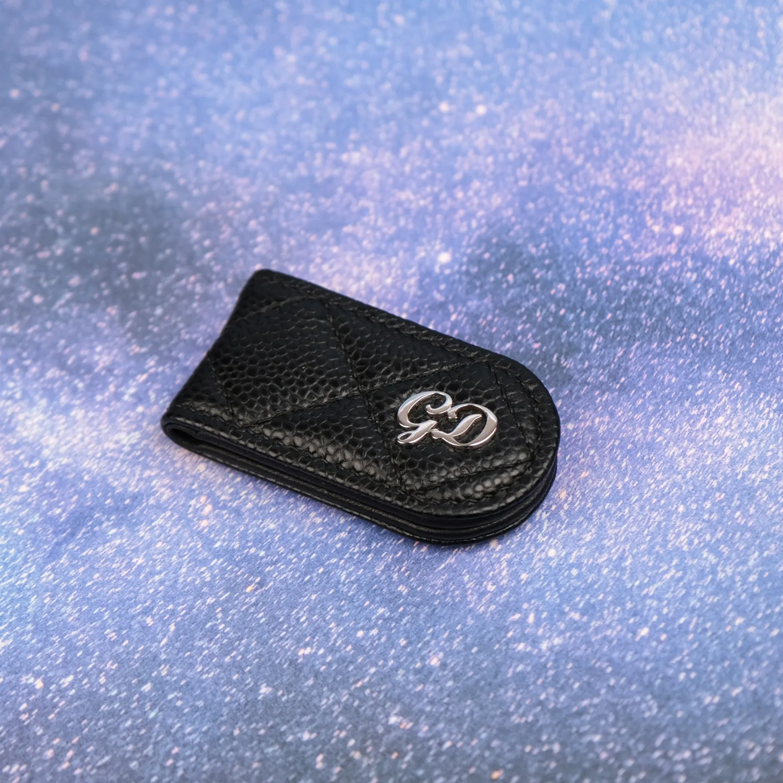 Ảnh Studio Kẹp tiền nam châm da Caviar đen chần trám - Koi Leather