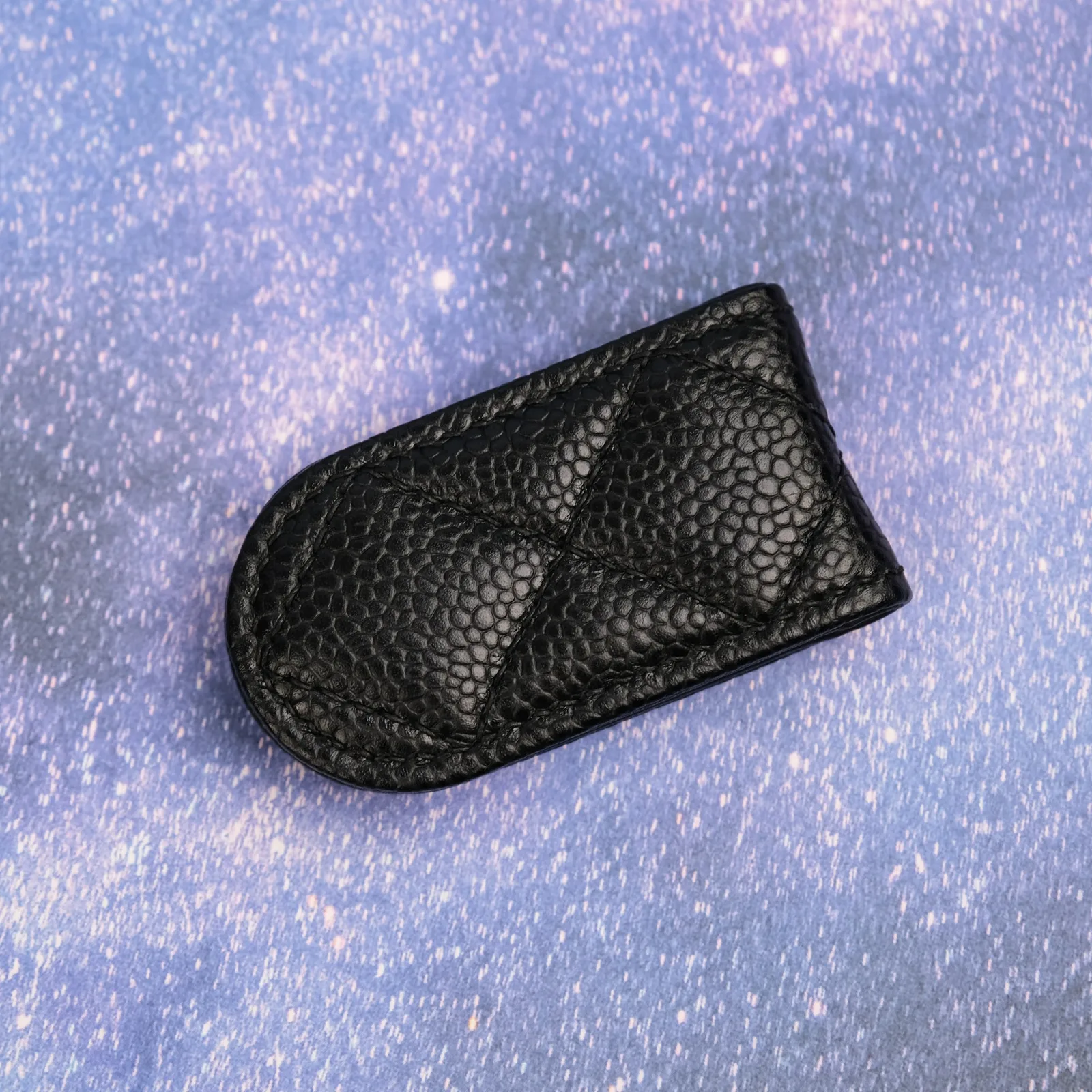 Ảnh Studio Kẹp tiền nam châm da Caviar đen chần trám - Koi Leather