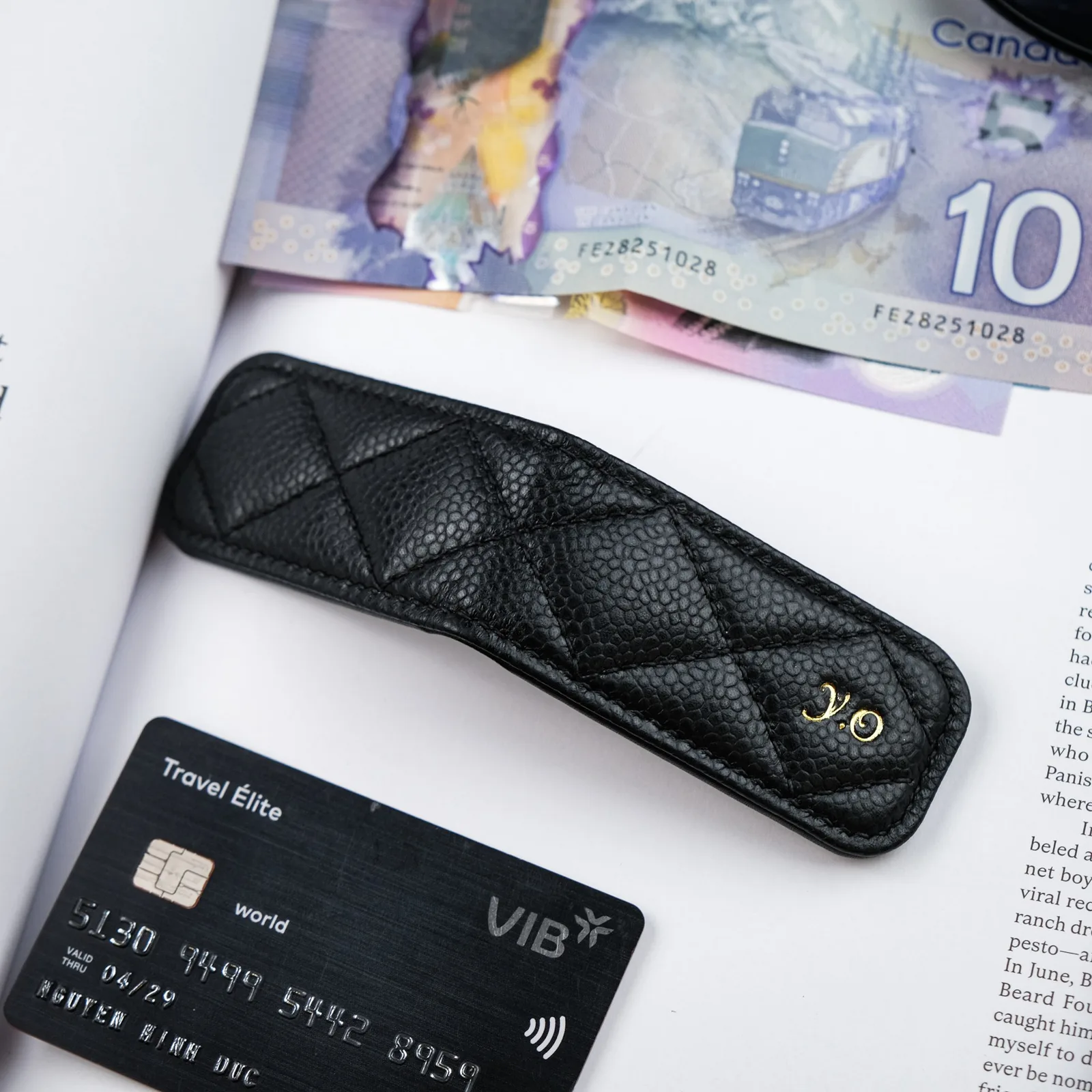 Ảnh Studio Kẹp tiền nam châm da Caviar màu đen may chần trám - Koi Leather