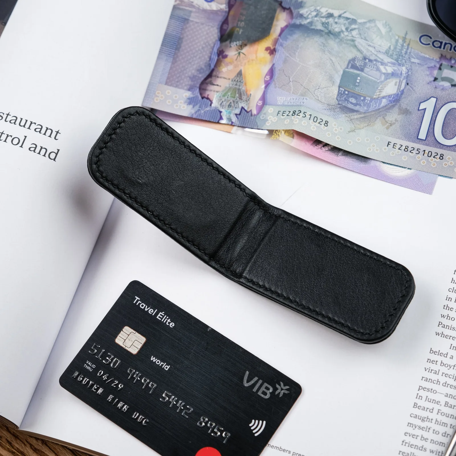 Ảnh Studio Kẹp tiền nam châm da Caviar màu đen may chần trám - Koi Leather