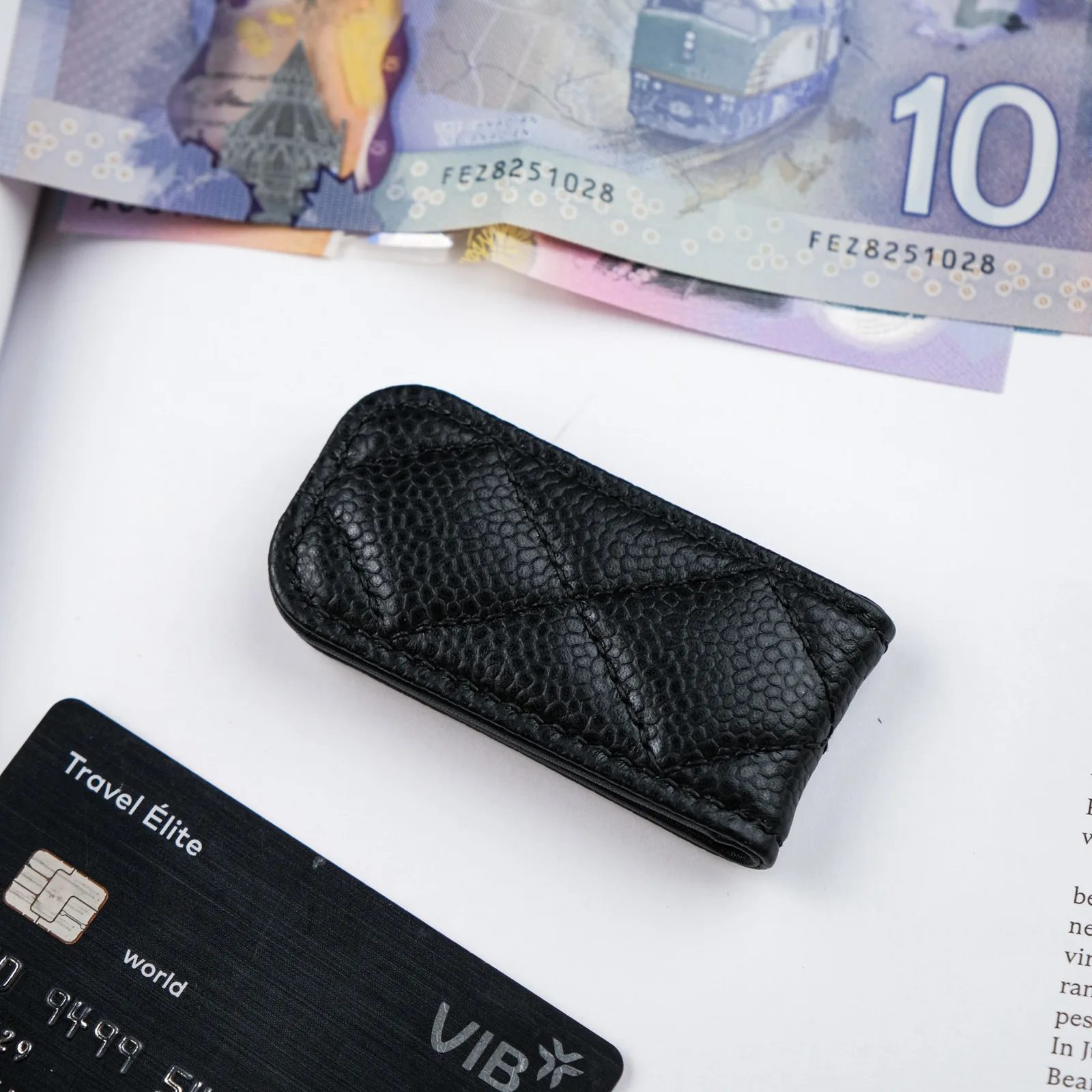Ảnh Studio Kẹp tiền nam châm da Caviar màu đen may chần trám - Koi Leather