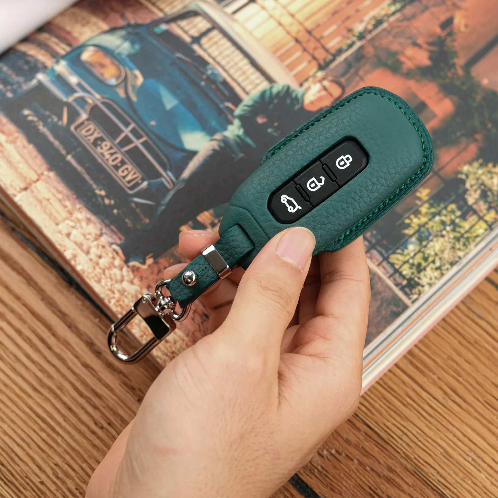 Ảnh Lifestyle Bọc chìa khóa ô tô Ford da Togo xanh Malachite - Koi Leather