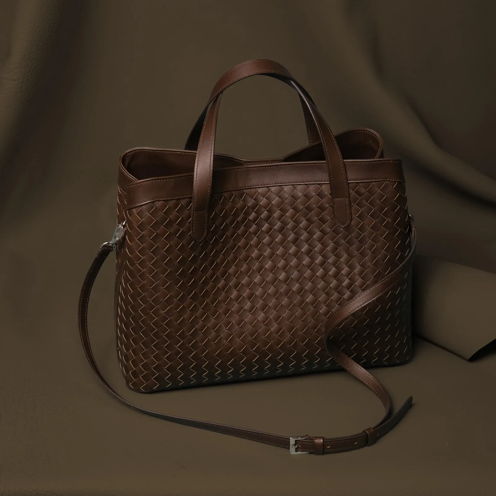 Ảnh Studio túi Loom nâu lớn - KOI Leather